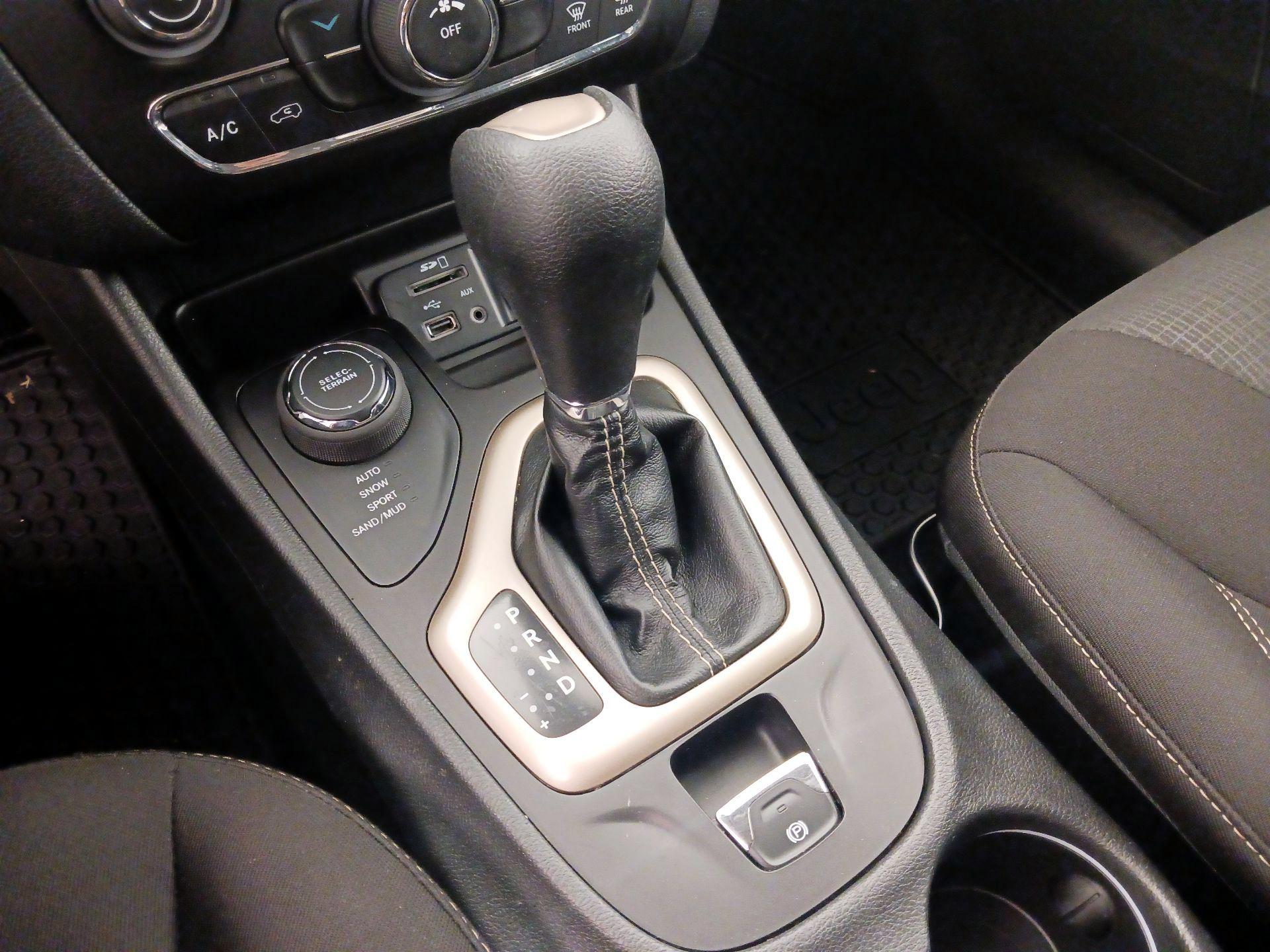 Thumbnail: 2016 Jeep Cherokee - 18