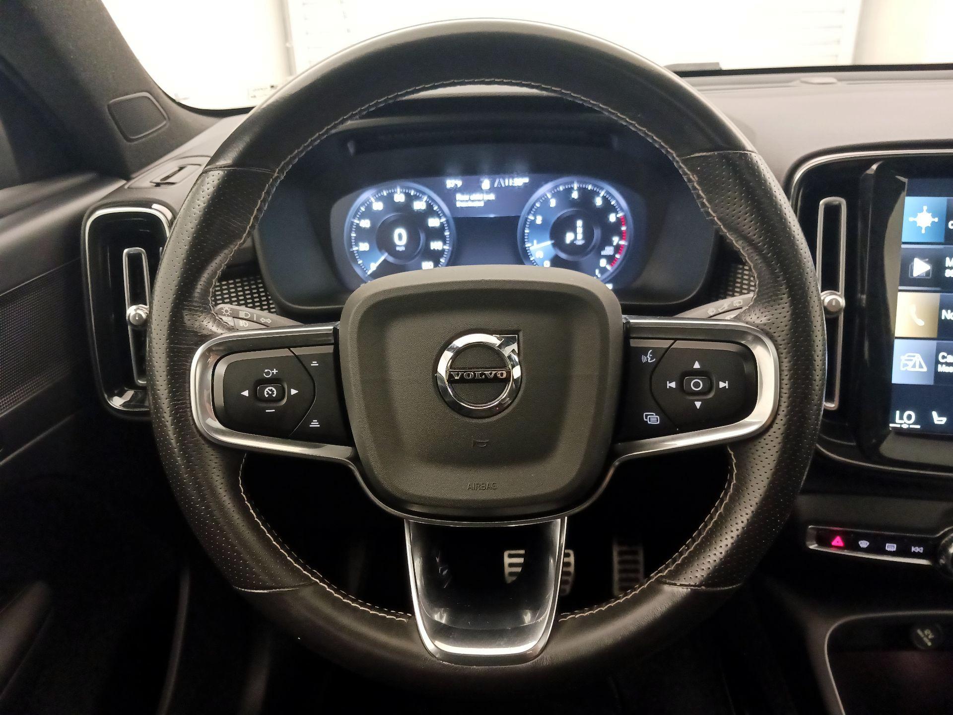 Thumbnail: 2021 Volvo XC40 - 10
