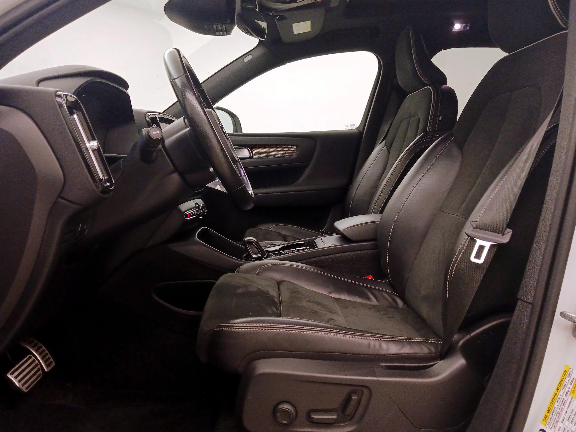 Thumbnail: 2021 Volvo XC40 - 11