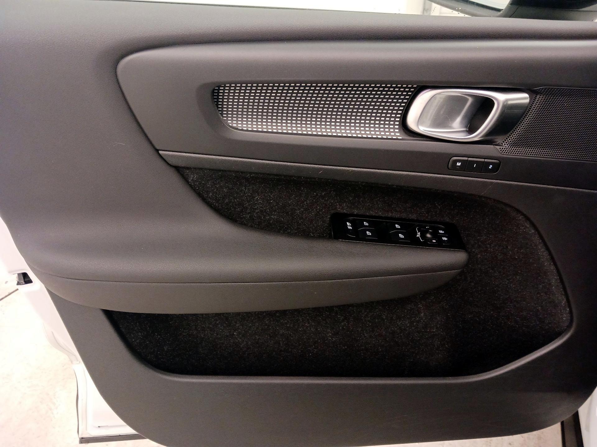 Thumbnail: 2021 Volvo XC40 - 12