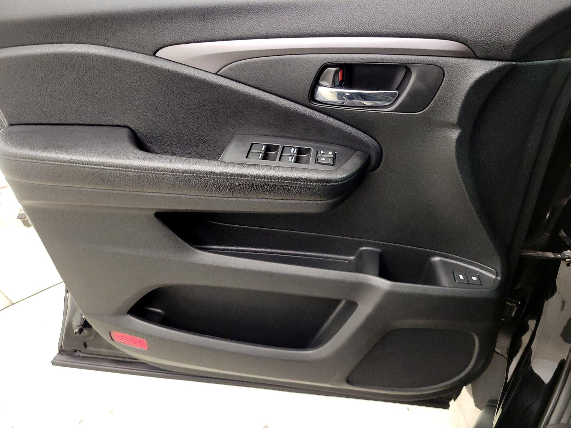 Thumbnail: 2017 Honda Pilot - 12