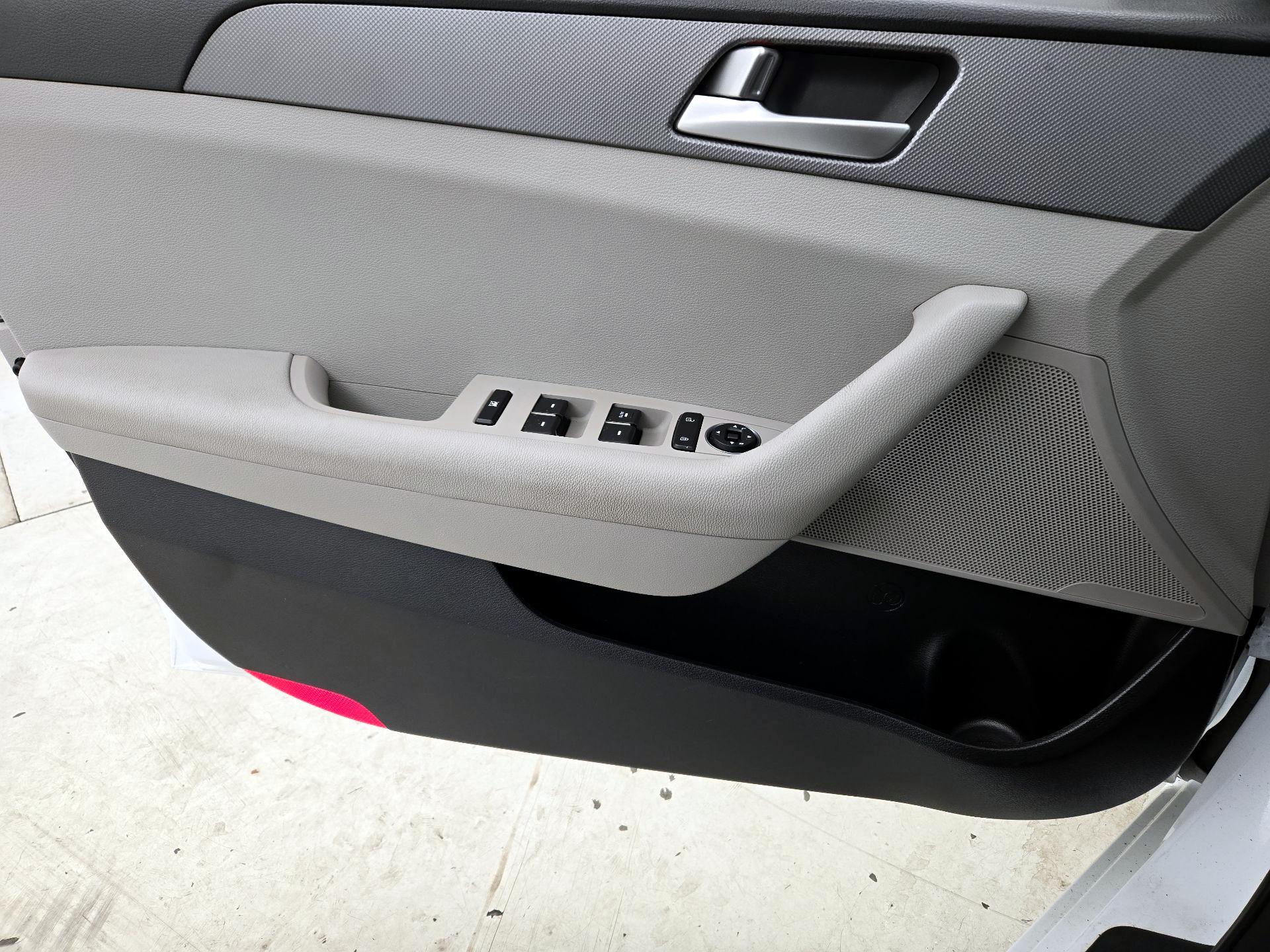 Thumbnail: 2016 Hyundai Sonata - 12