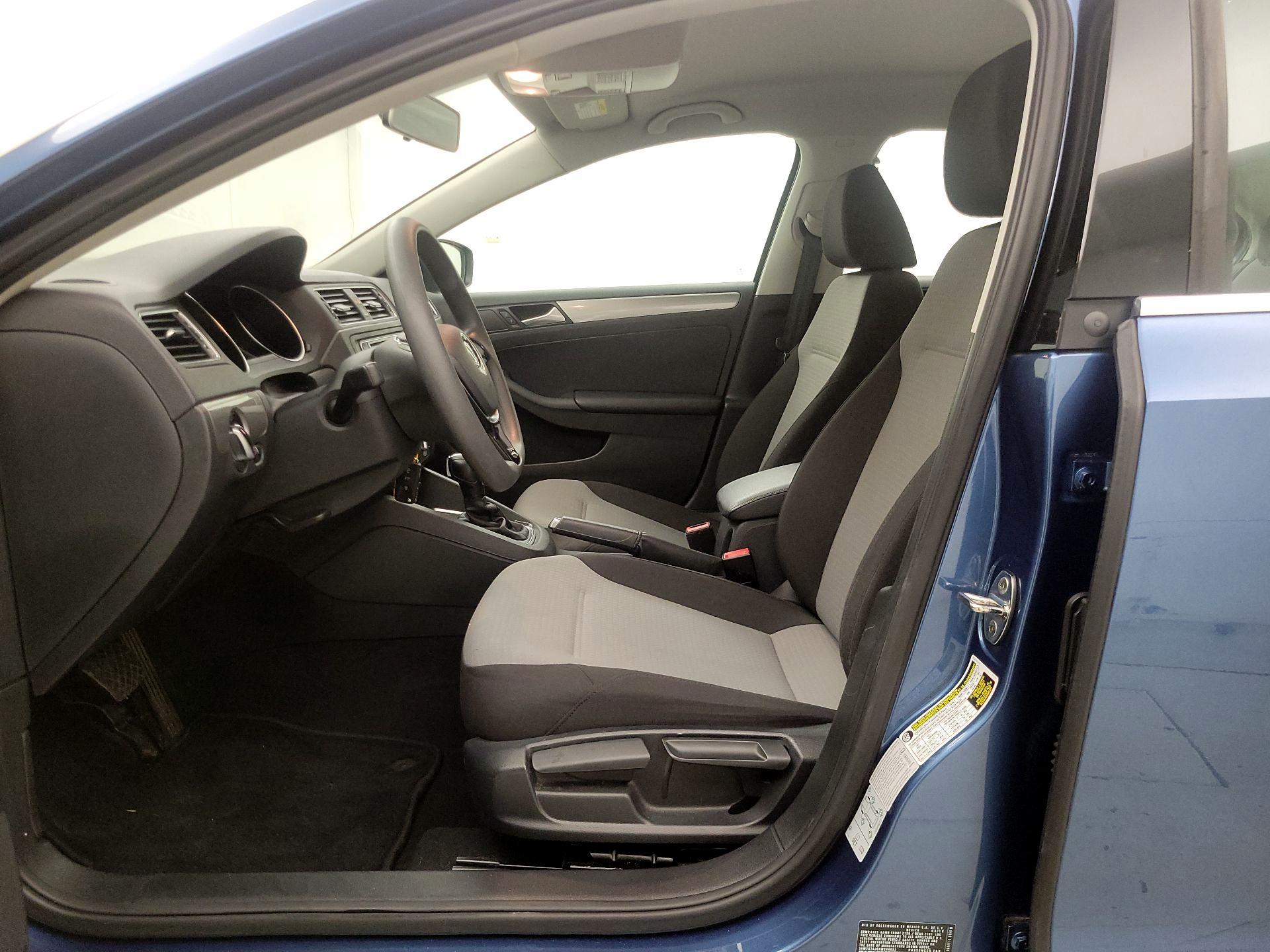 Thumbnail: 2017 Volkswagen Jetta - 11