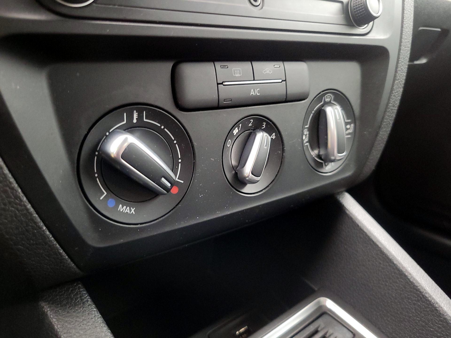 Thumbnail: 2017 Volkswagen Jetta - 16