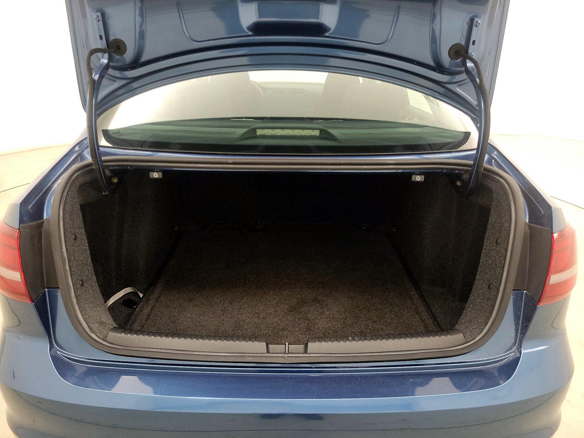 Thumbnail: 2017 Volkswagen Jetta - 20