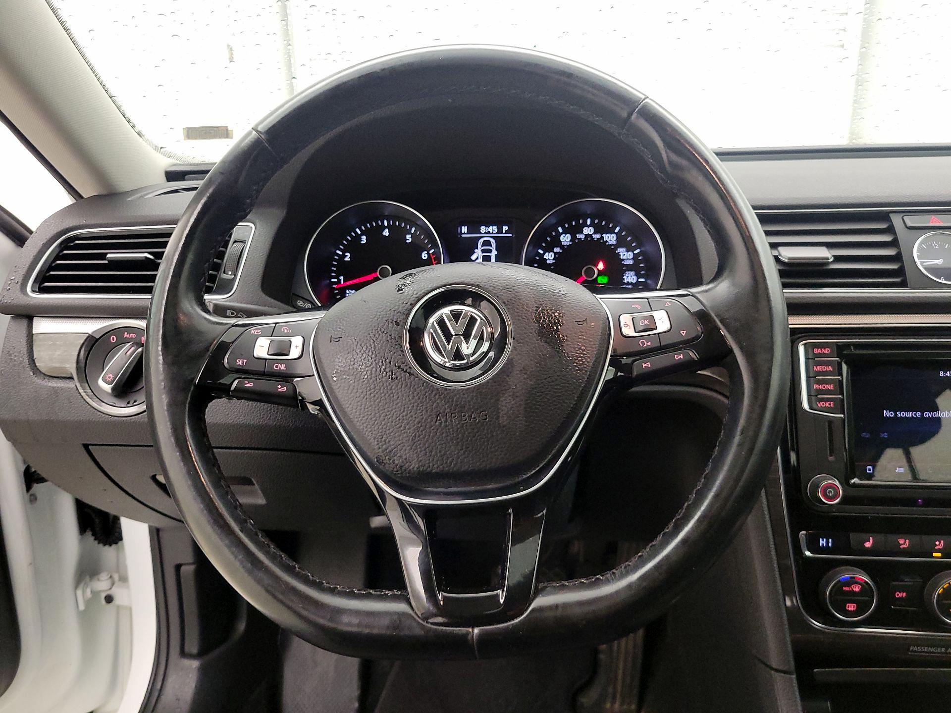 Thumbnail: 2017 Volkswagen Passat - 10