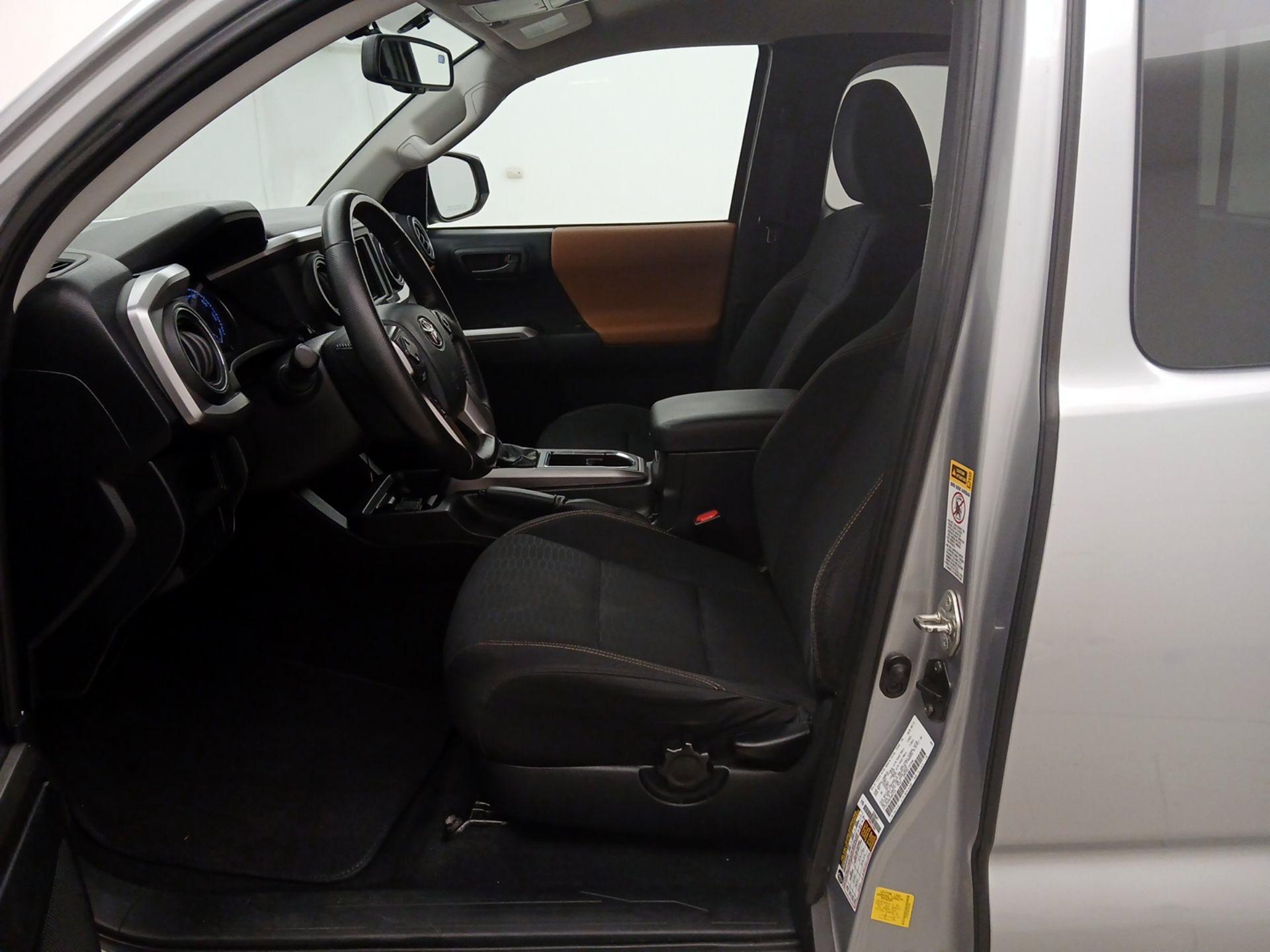 Thumbnail: 2016 Toyota Tacoma - 11