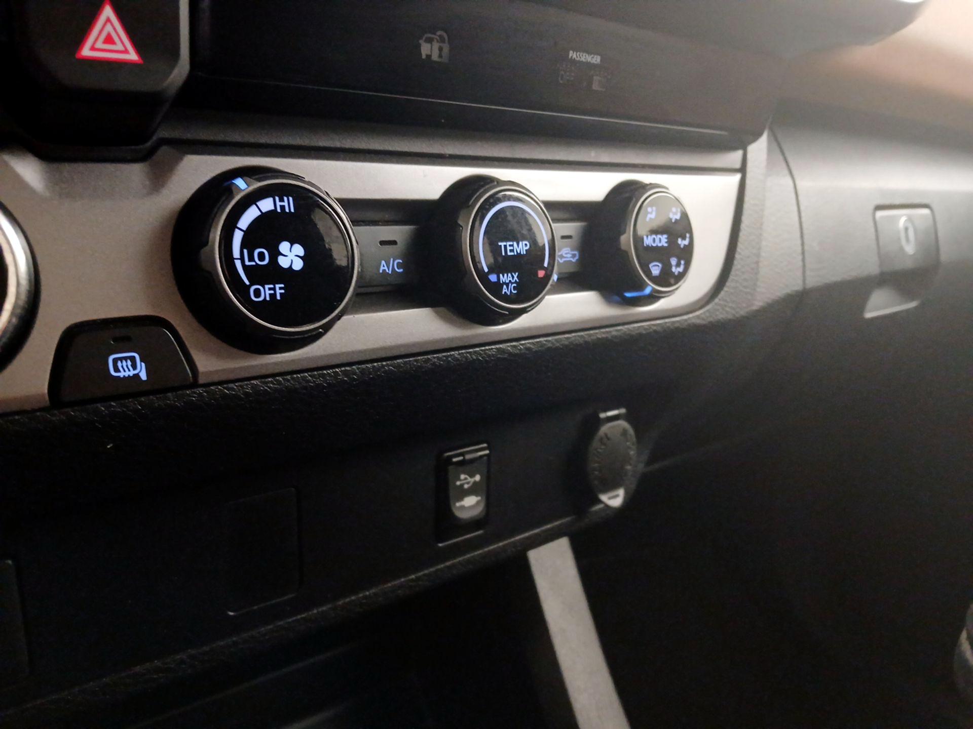 Thumbnail: 2016 Toyota Tacoma - 15