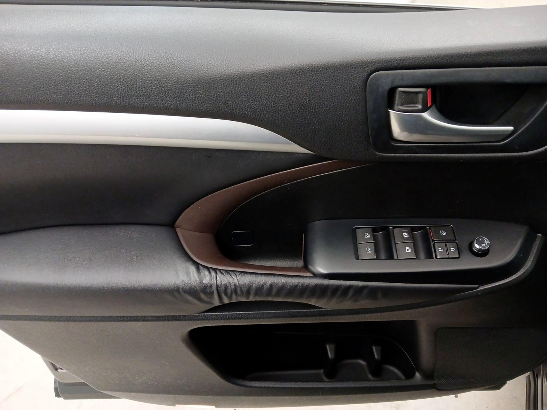 Thumbnail: 2016 Toyota Highlander - 12