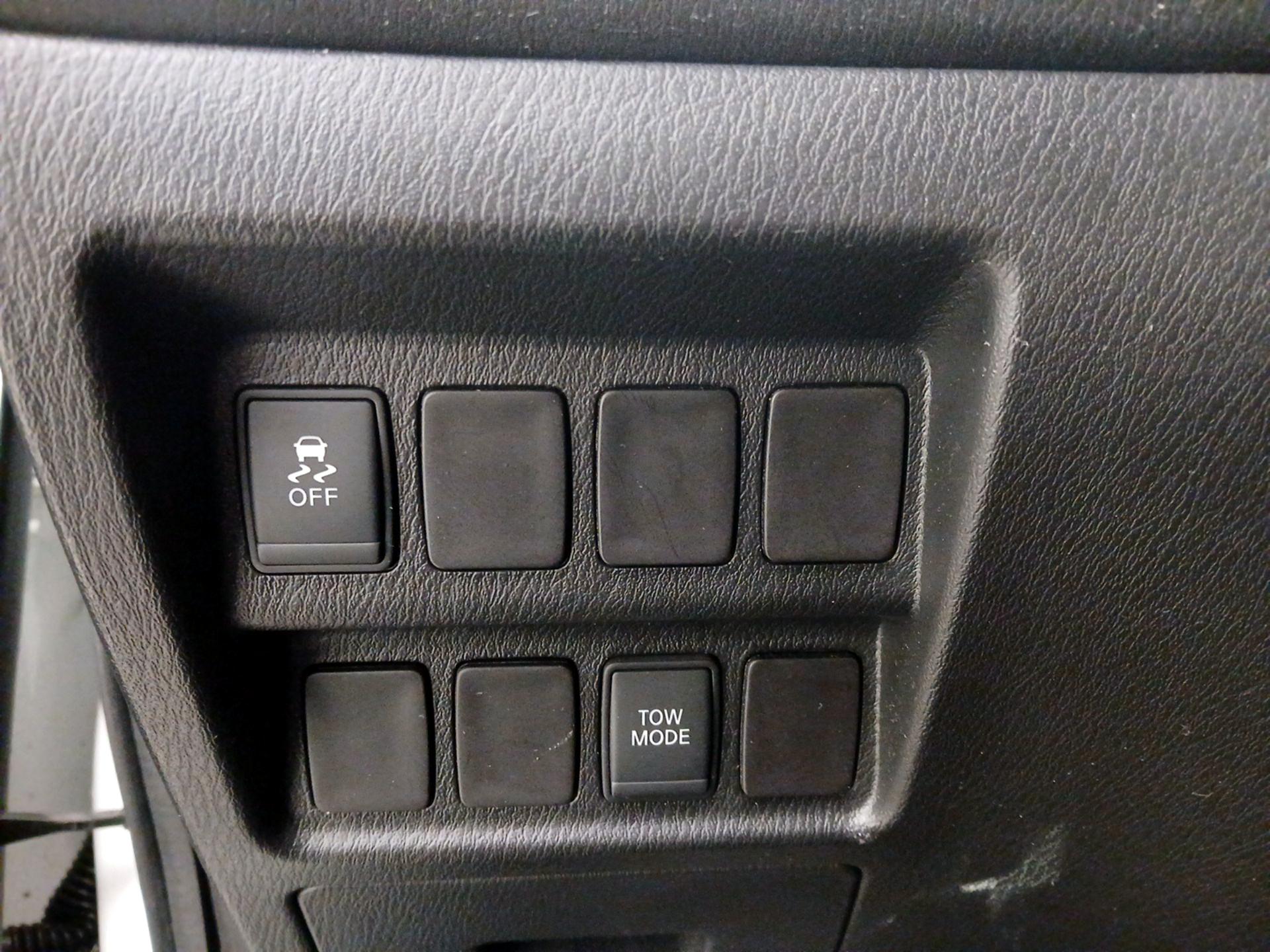 Thumbnail: 2015 Nissan Pathfinder - 13