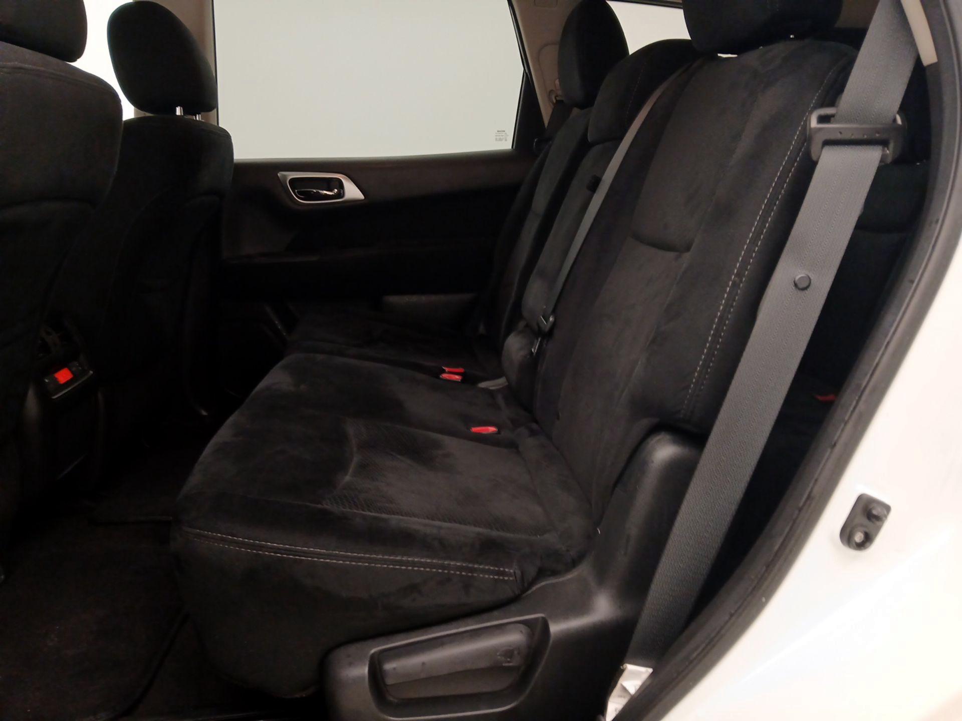 Thumbnail: 2015 Nissan Pathfinder - 18