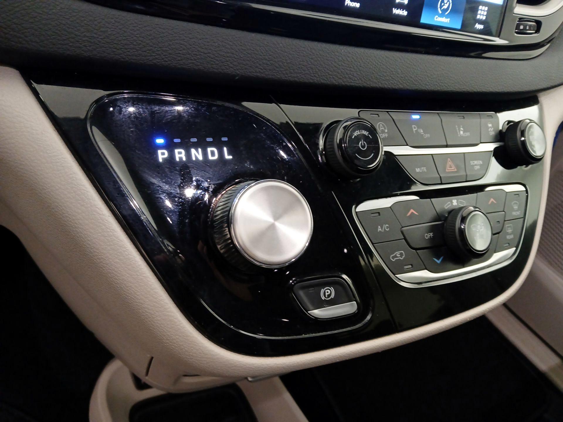 Thumbnail: 2023 Chrysler Pacifica - 17