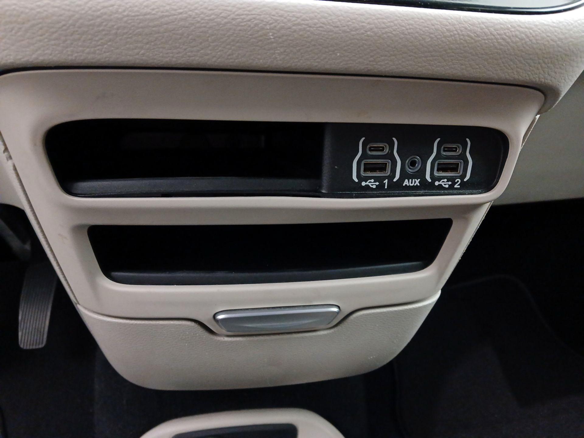 Thumbnail: 2023 Chrysler Pacifica - 18