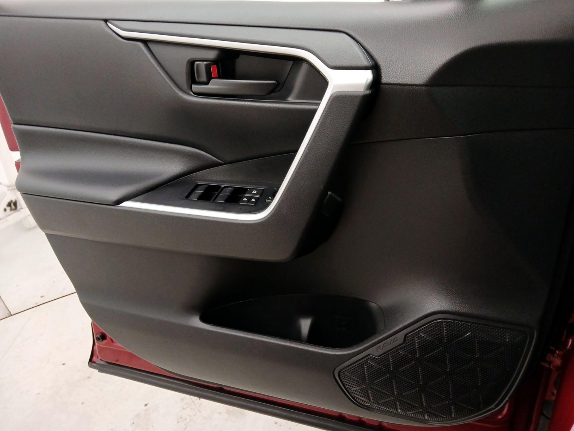 Thumbnail: 2020 Toyota RAV4 - 12