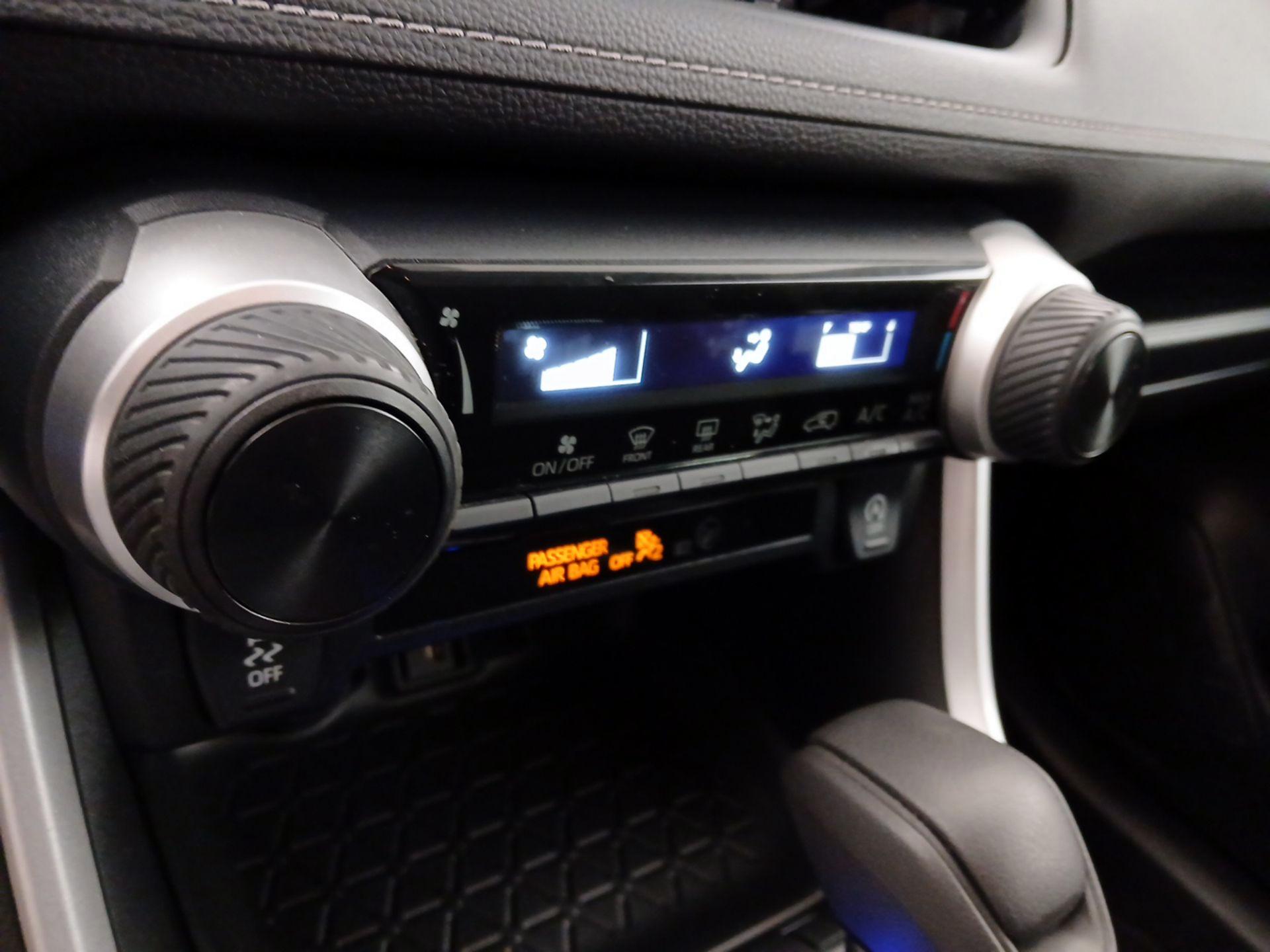 Thumbnail: 2020 Toyota RAV4 - 16