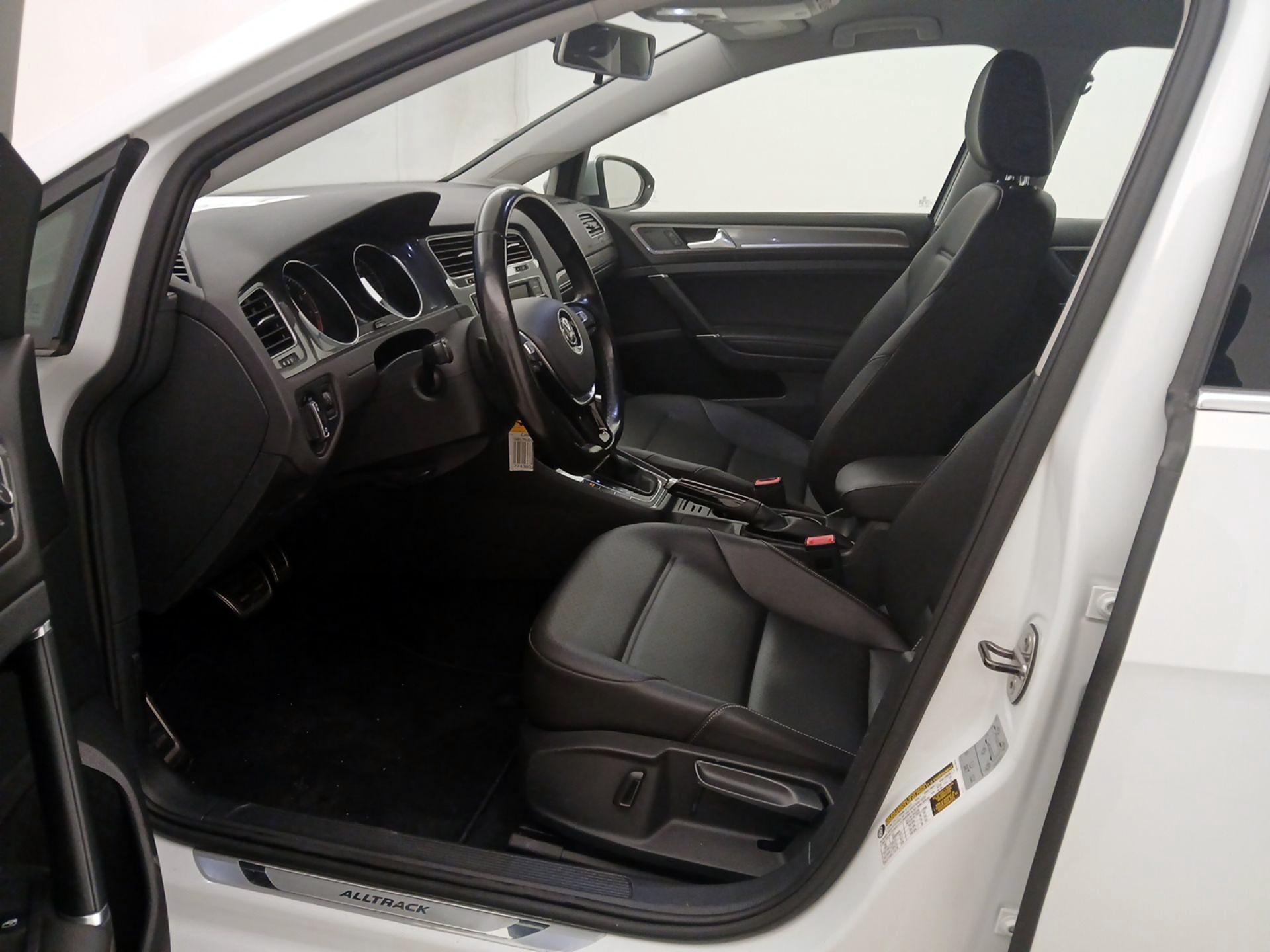 Thumbnail: 2017 Volkswagen Golf - 11