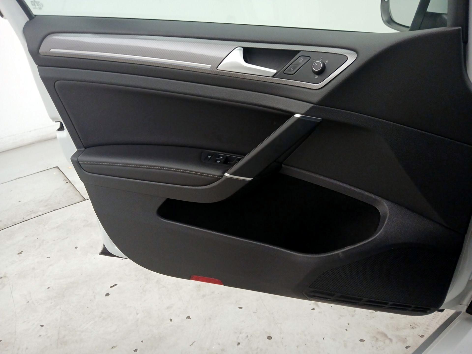 Thumbnail: 2017 Volkswagen Golf - 12