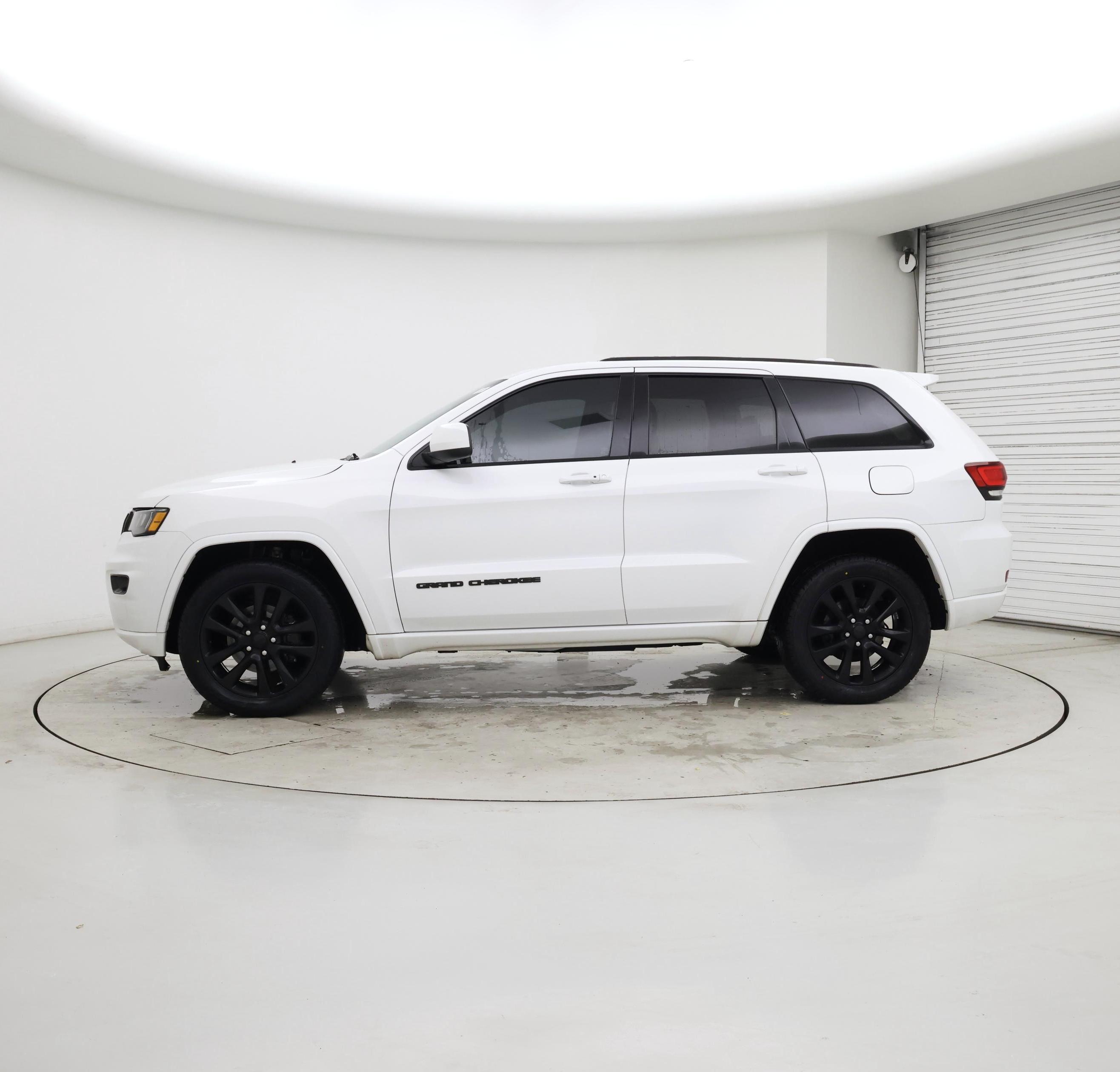 Thumbnail: 2018 Jeep Grand Cherokee - 3