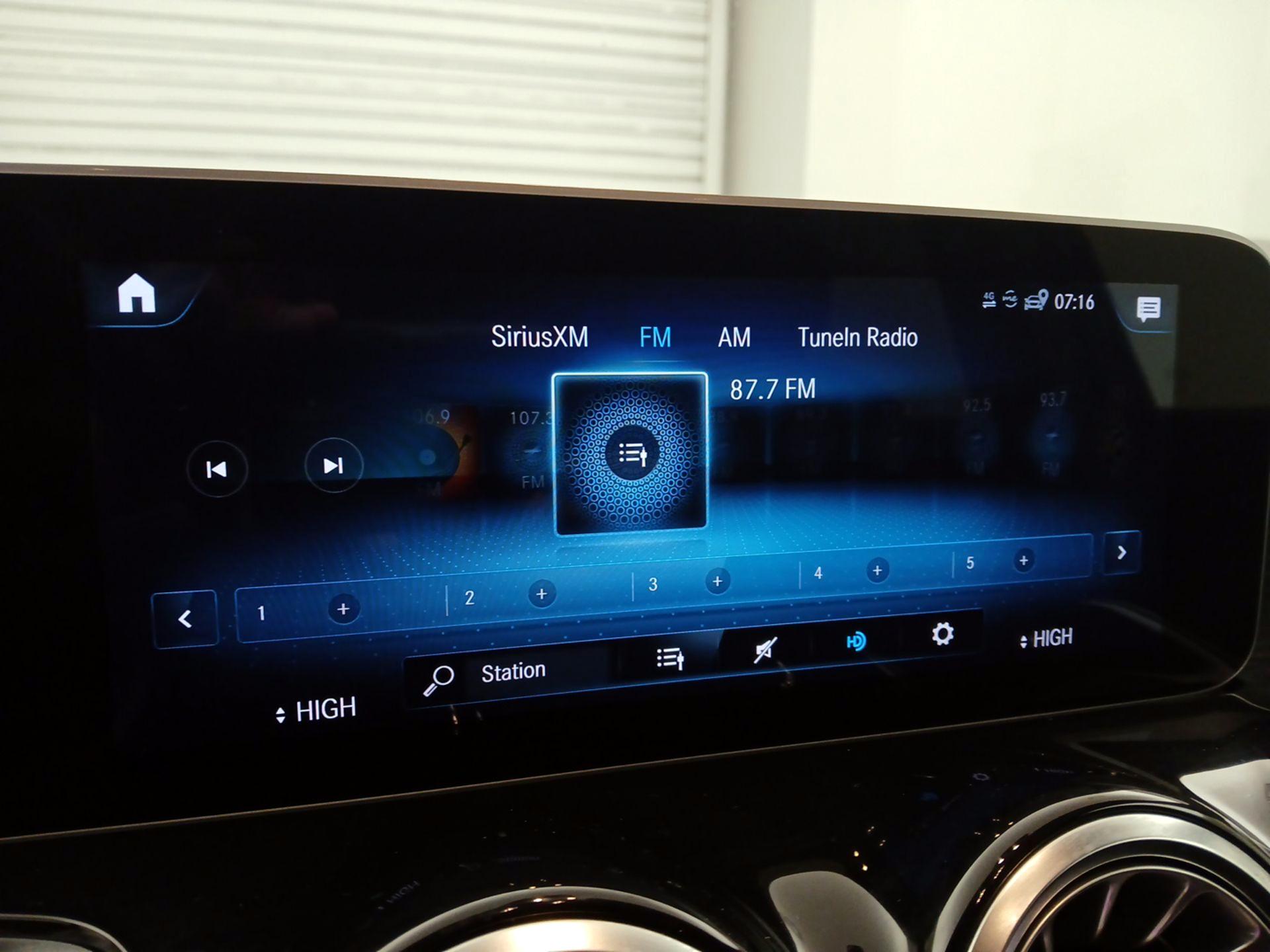 Thumbnail: 2021 Mercedes-Benz GLB - 15