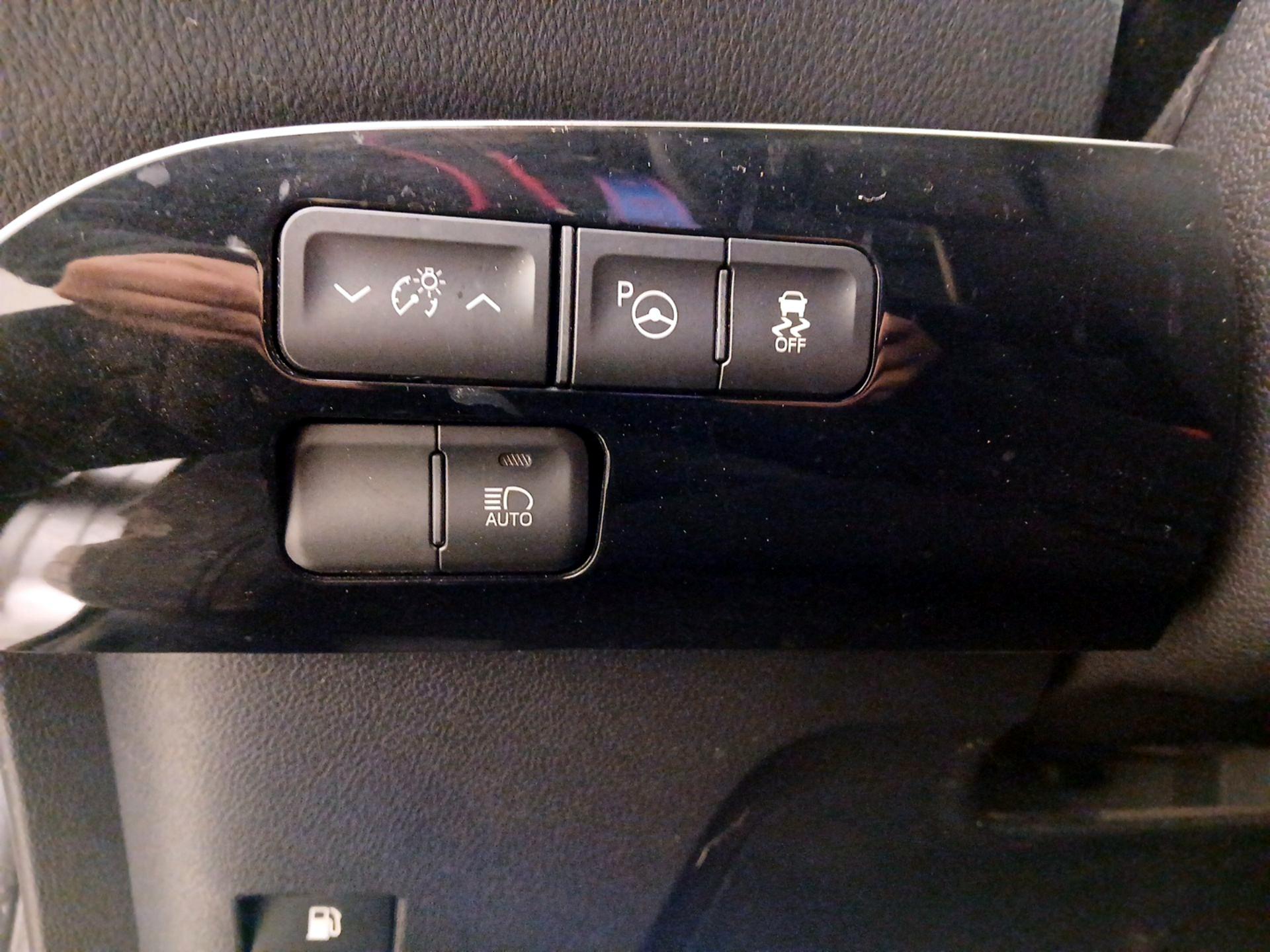 Thumbnail: 2017 Toyota Prius - 13