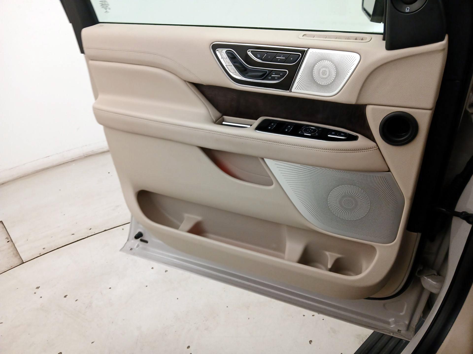 Thumbnail: 2021 Lincoln Navigator - 12