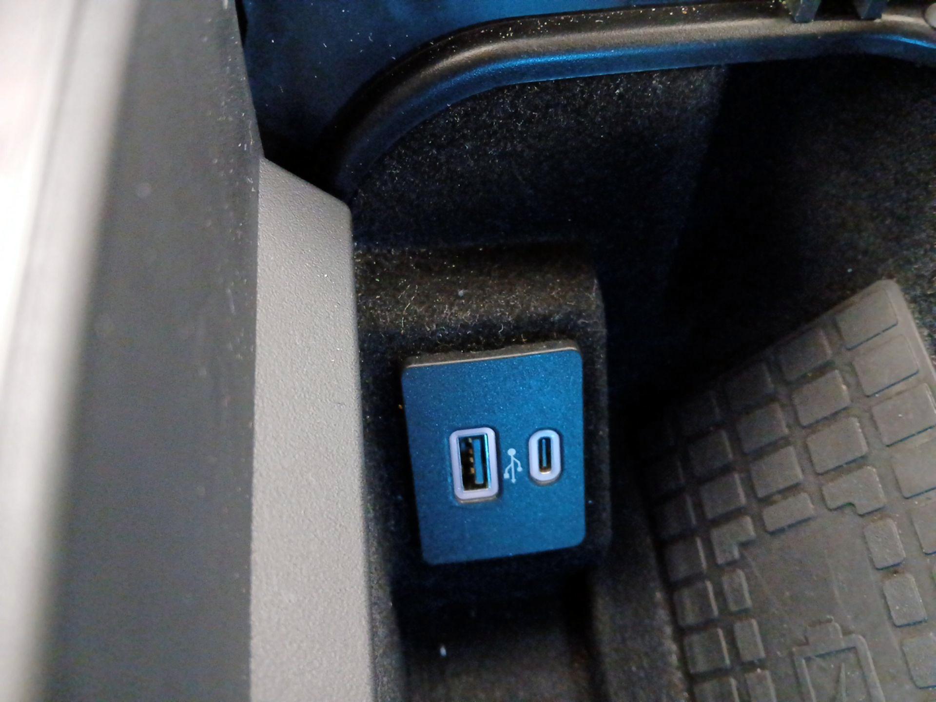 Thumbnail: 2021 Lincoln Navigator - 19