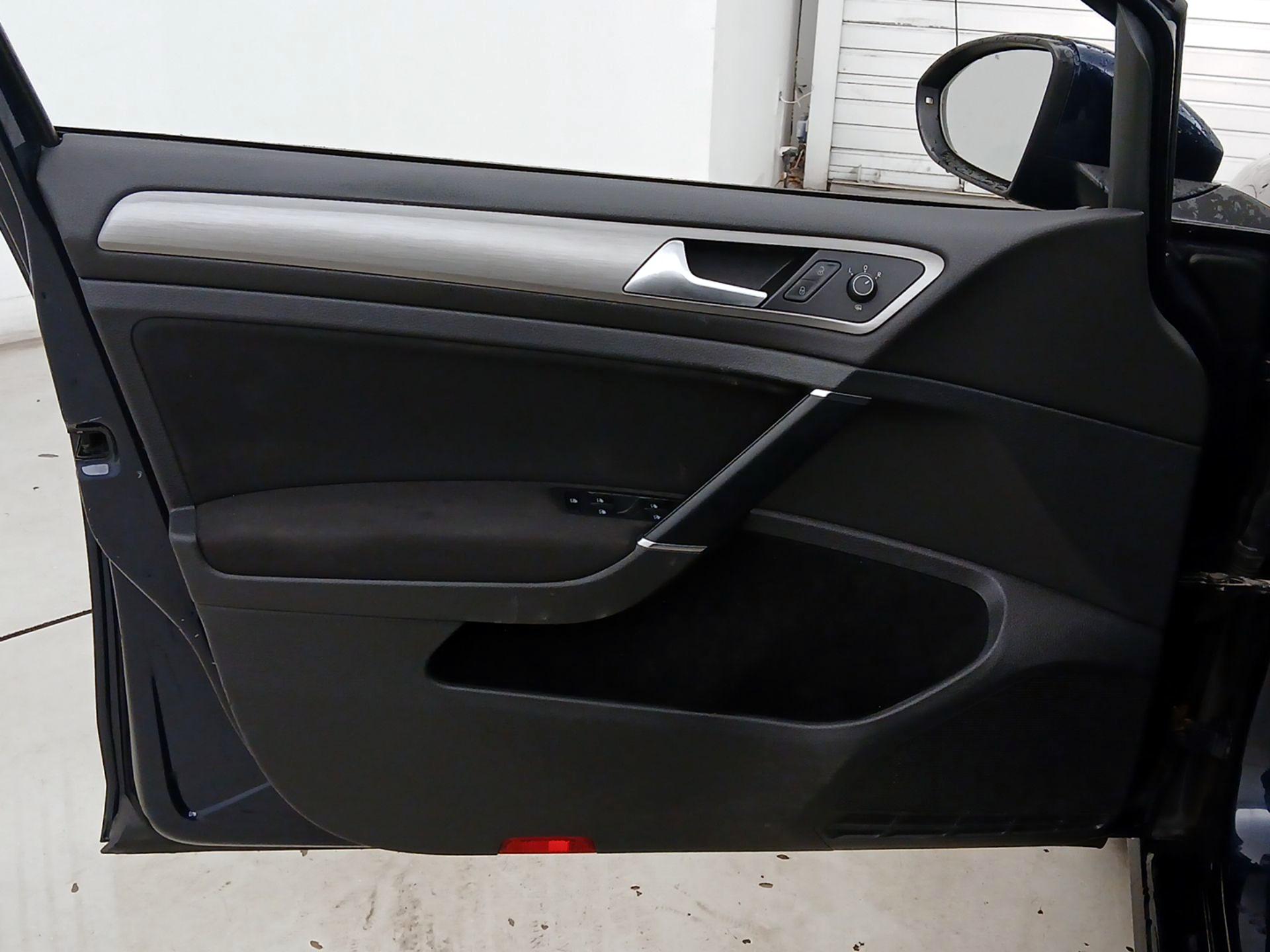 Thumbnail: 2017 Volkswagen Golf - 12