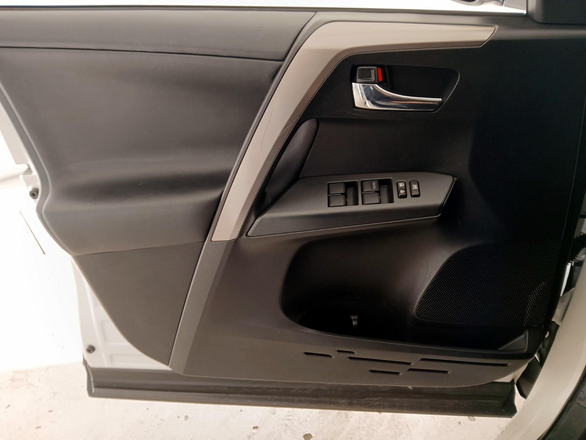 Thumbnail: 2018 Toyota RAV4 - 12