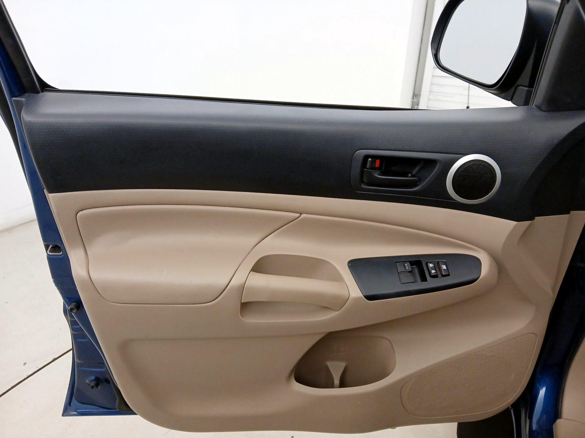 Thumbnail: 2014 Toyota Tacoma - 12