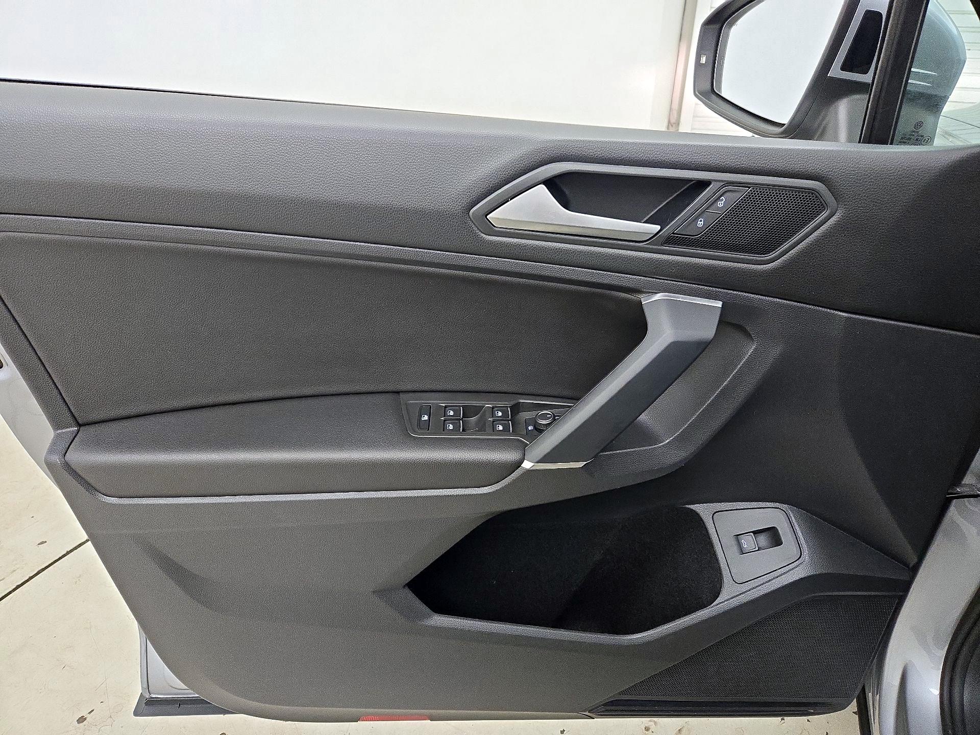 Thumbnail: 2020 Volkswagen Tiguan - 12