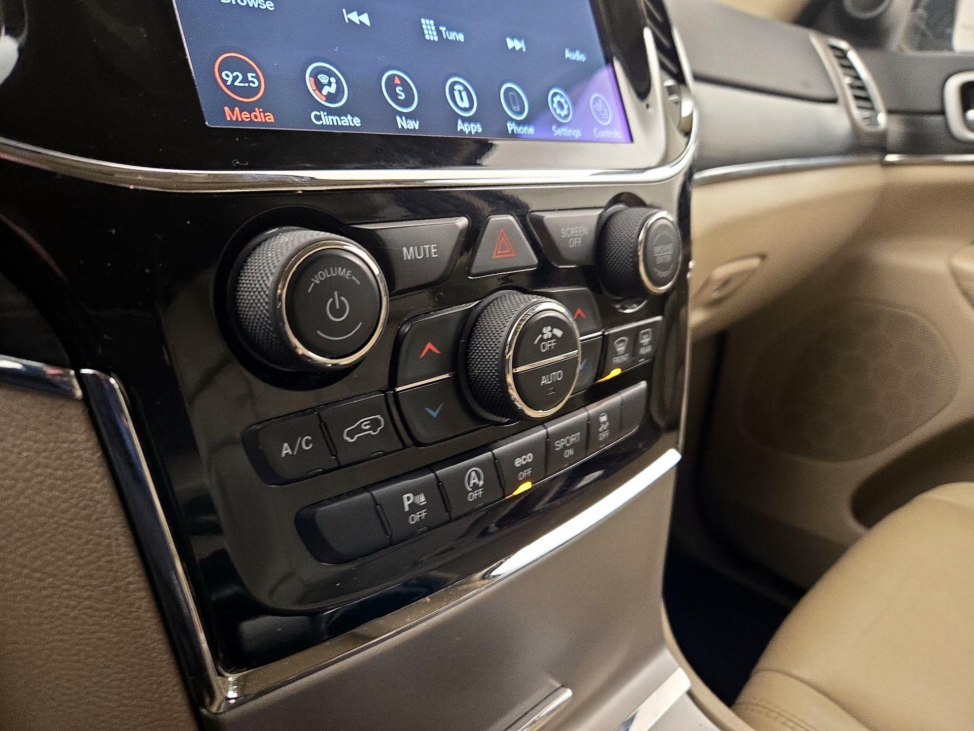 Thumbnail: 2020 Jeep Grand Cherokee - 17