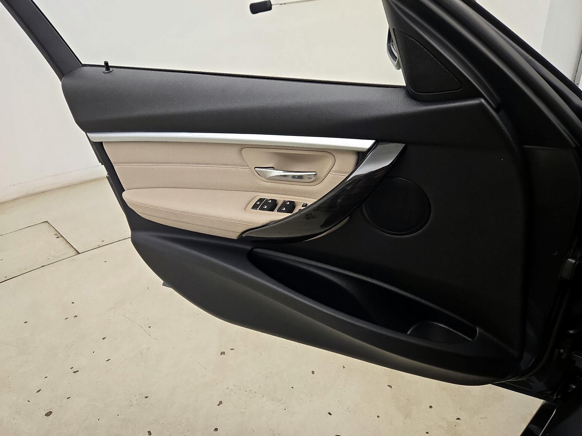 Thumbnail: 2016 BMW 3 Series - 12