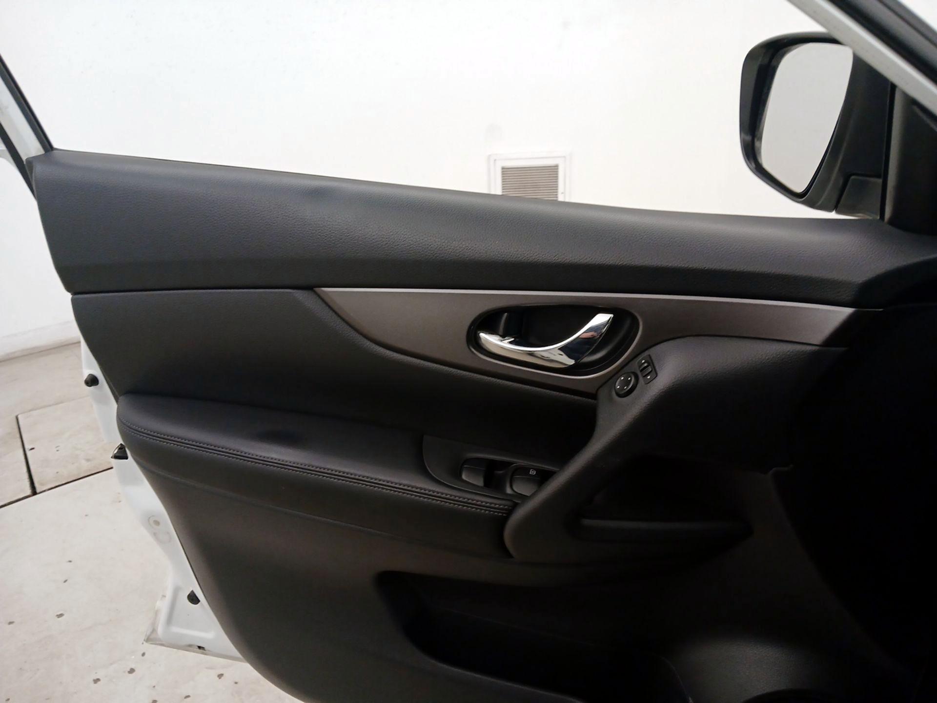 Thumbnail: 2016 Nissan Rogue - 12