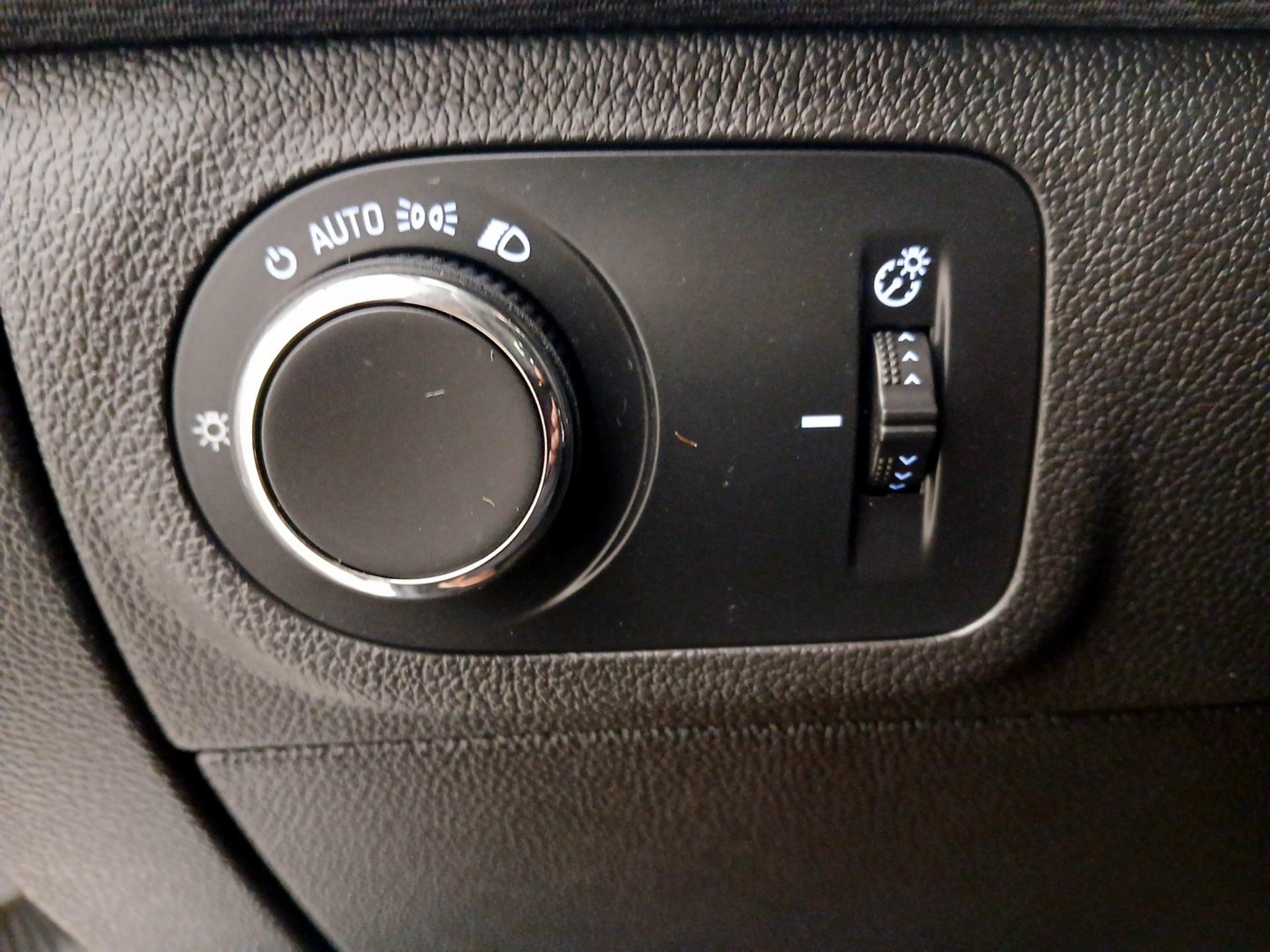 Thumbnail: 2018 Chevrolet Cruze - 13