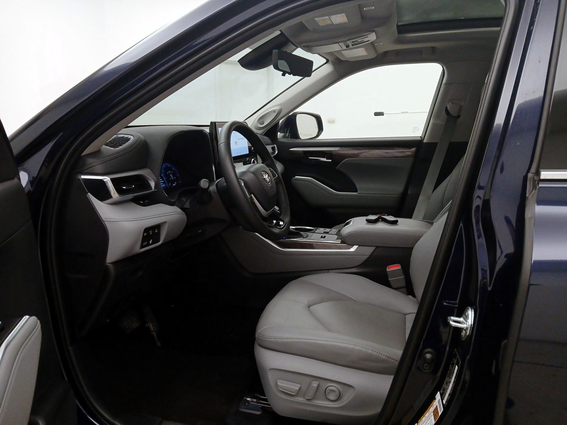 Thumbnail: 2025 Toyota Highlander - 11