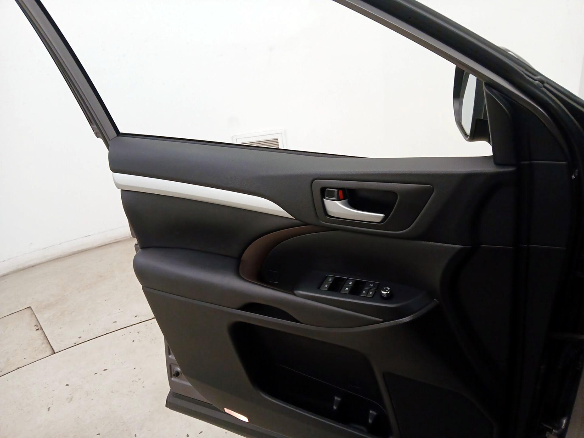 Thumbnail: 2018 Toyota Highlander - 12