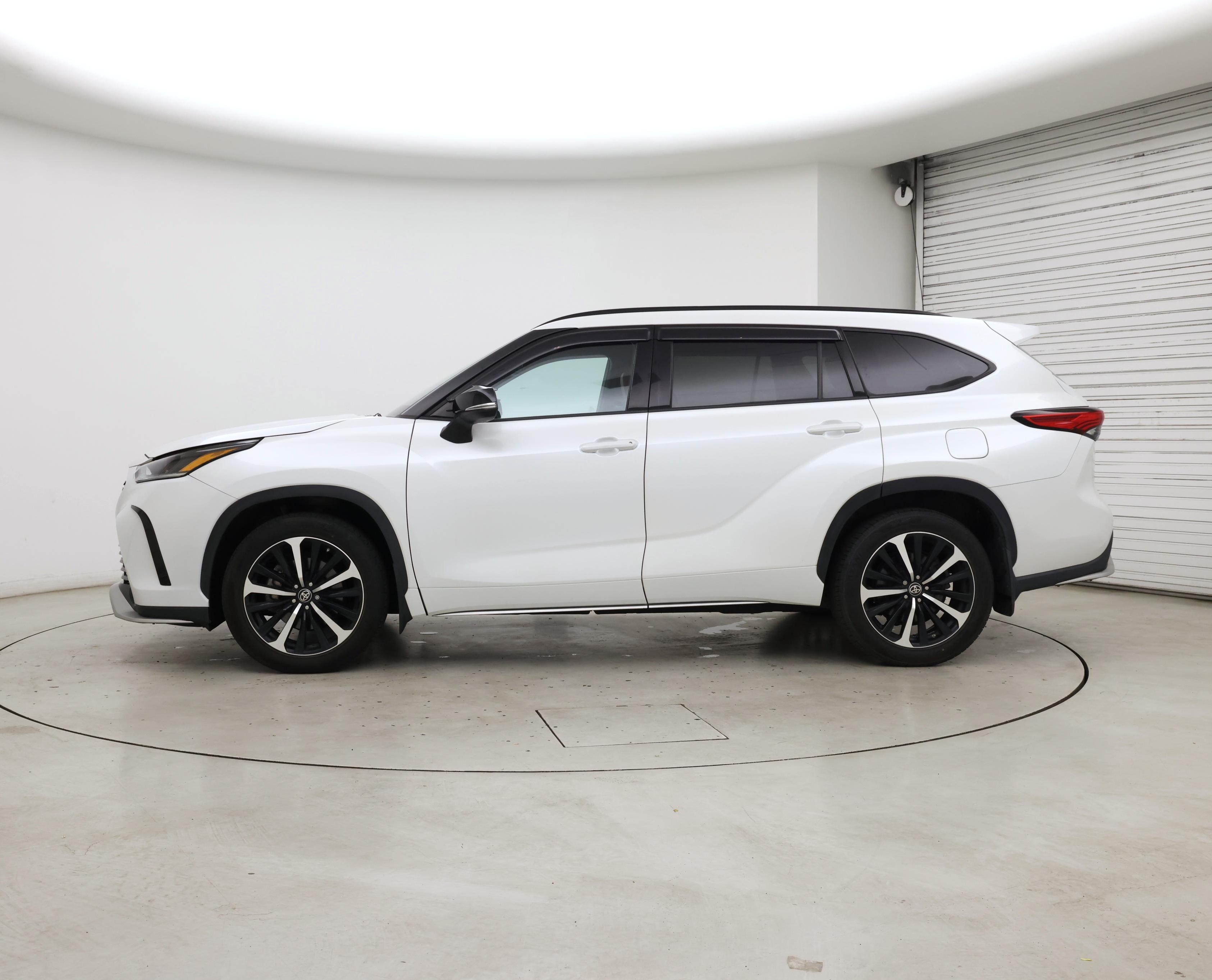 Thumbnail: 2022 Toyota Highlander - 3