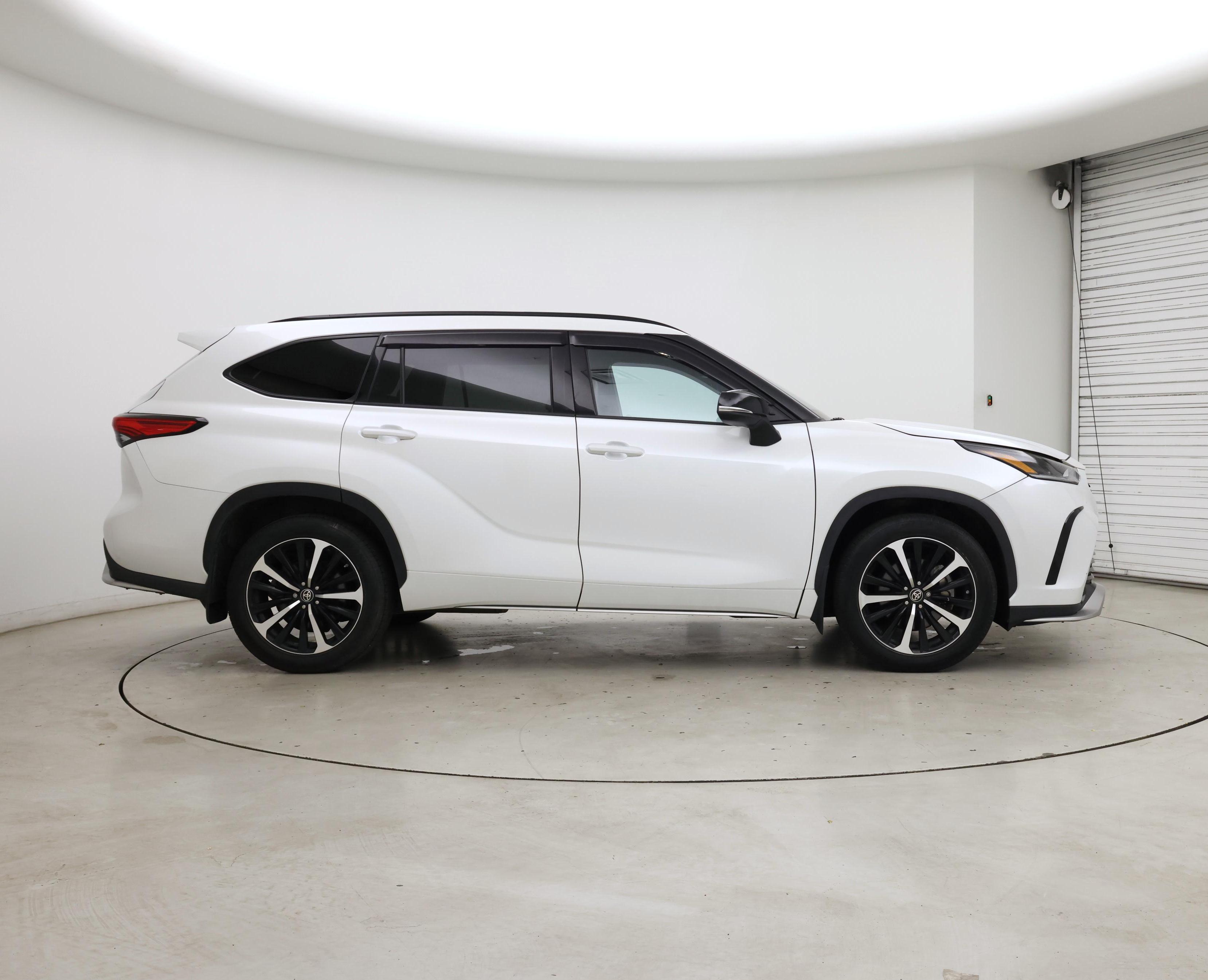 Thumbnail: 2022 Toyota Highlander - 7