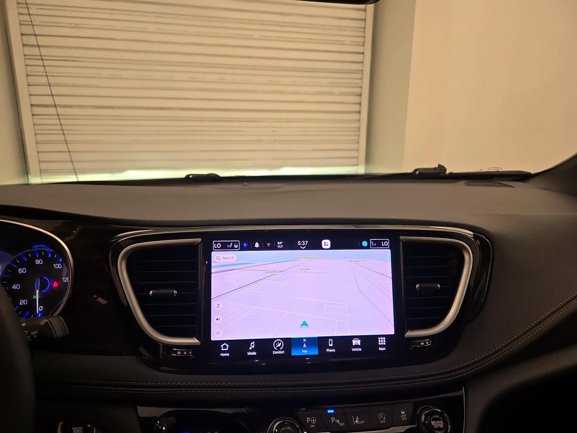 Thumbnail: 2022 Chrysler Pacifica - 9