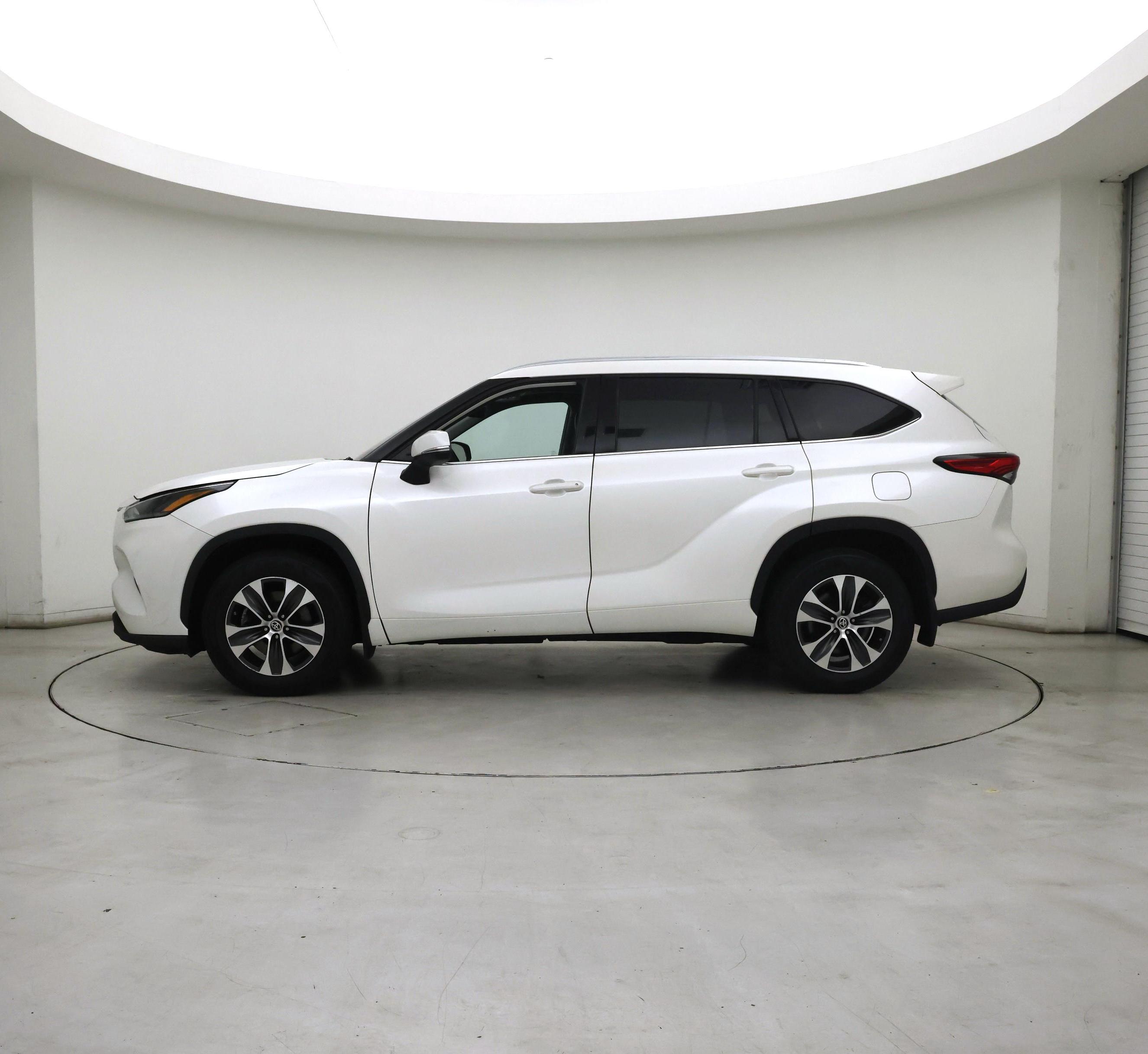 Thumbnail: 2021 Toyota Highlander - 3