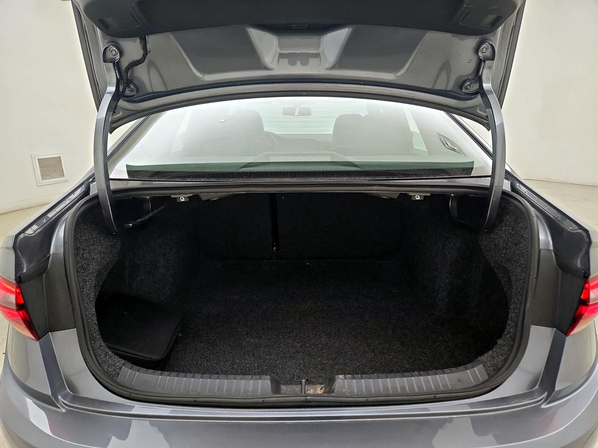 Thumbnail: 2019 Volkswagen Jetta - 19