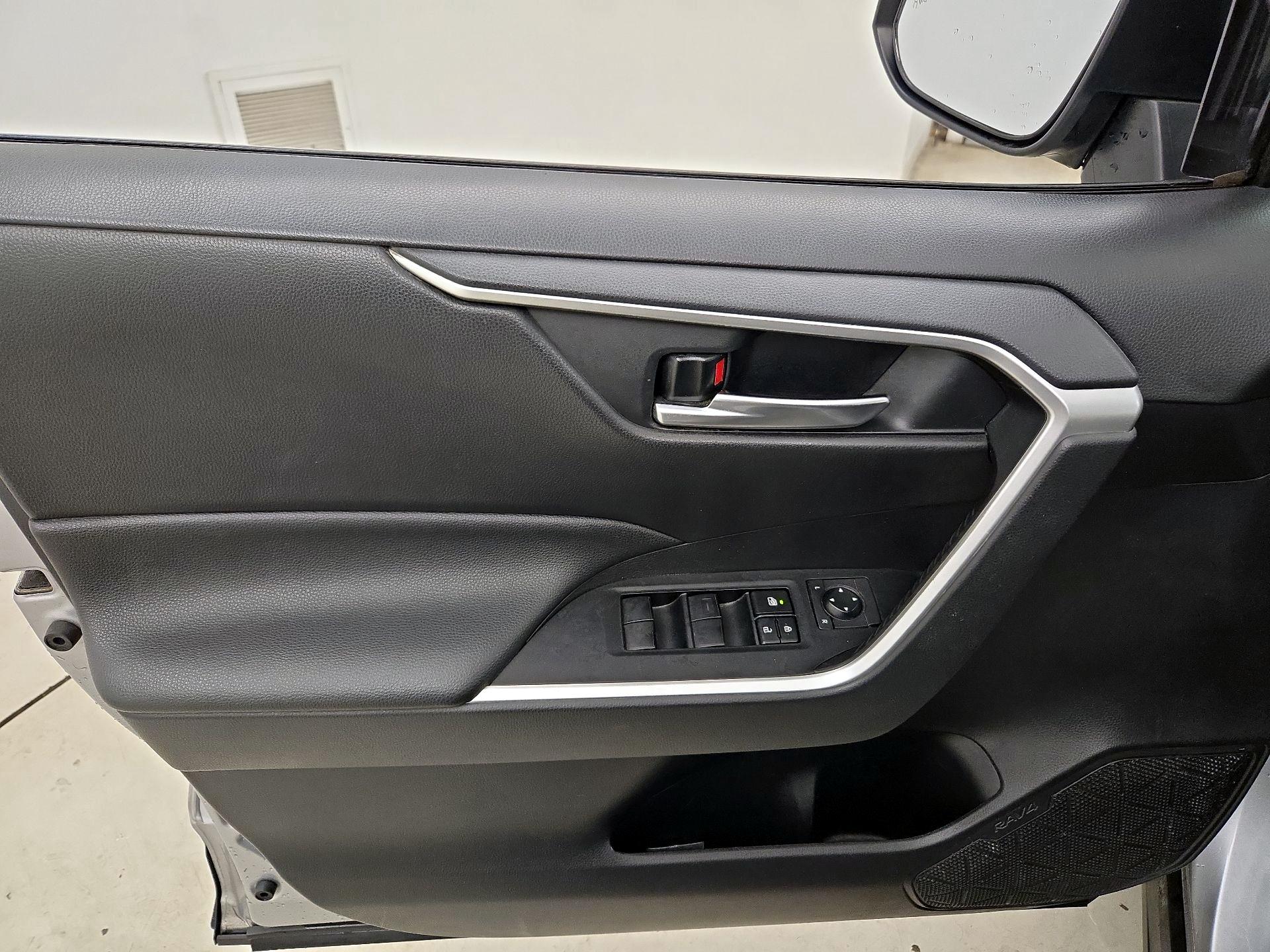 Thumbnail: 2019 Toyota RAV4 - 12