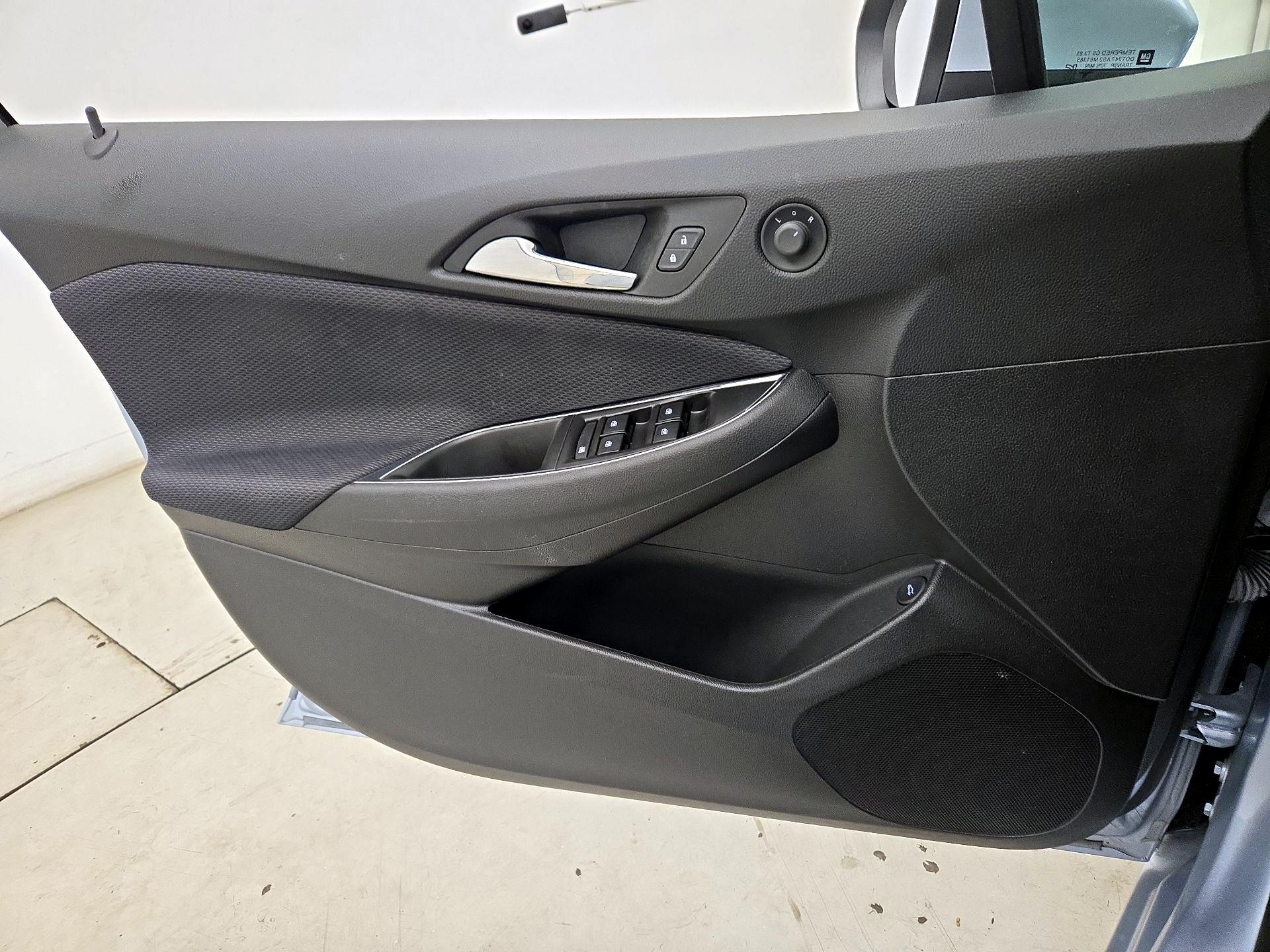 Thumbnail: 2018 Chevrolet Cruze - 12