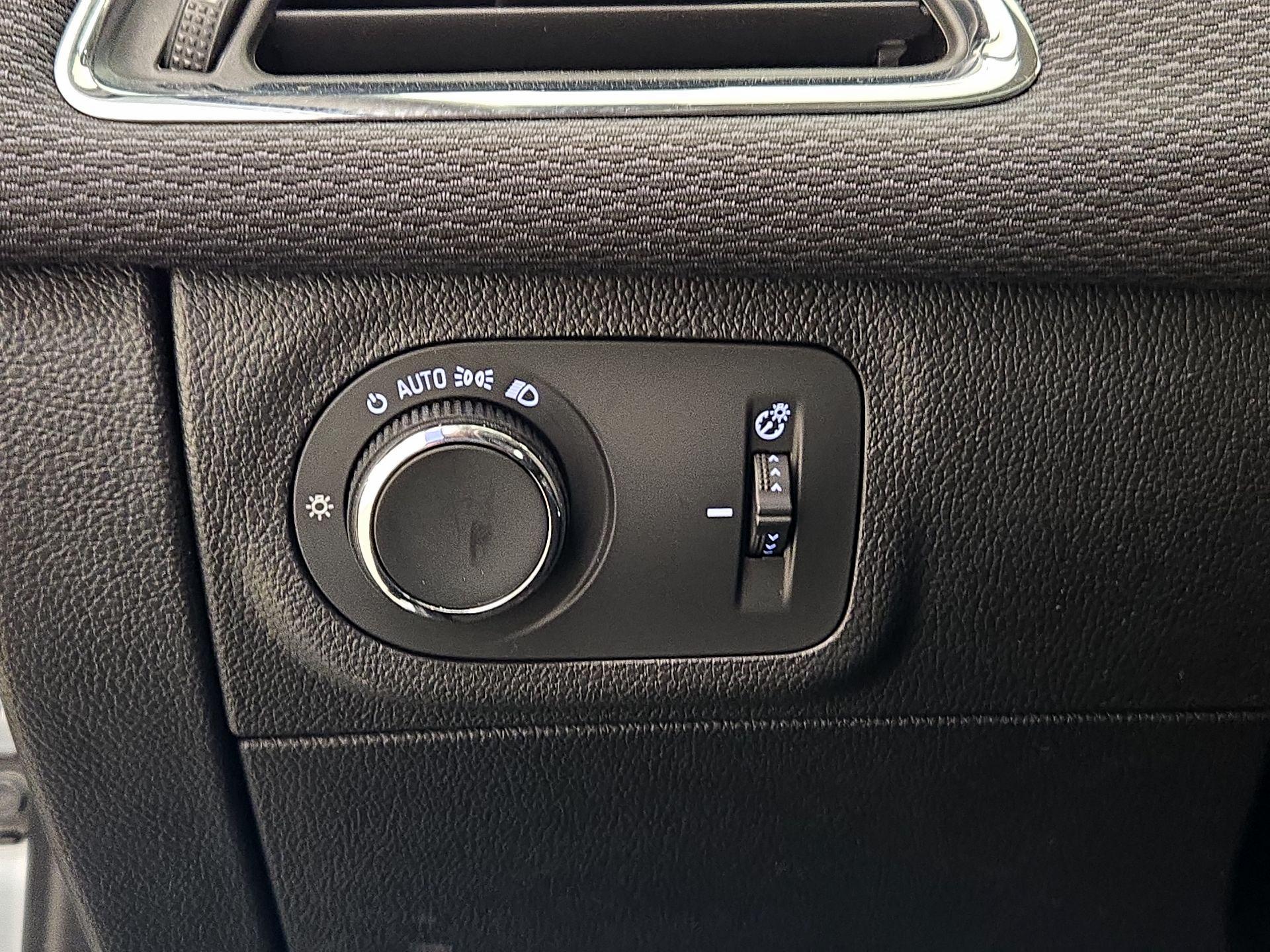 Thumbnail: 2018 Chevrolet Cruze - 13