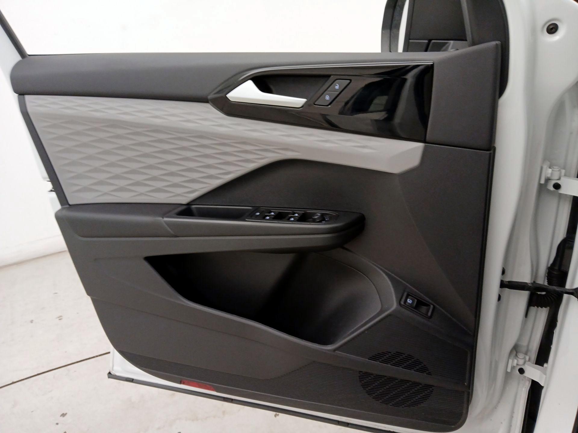 Thumbnail: 2022 Volkswagen Taos - 12