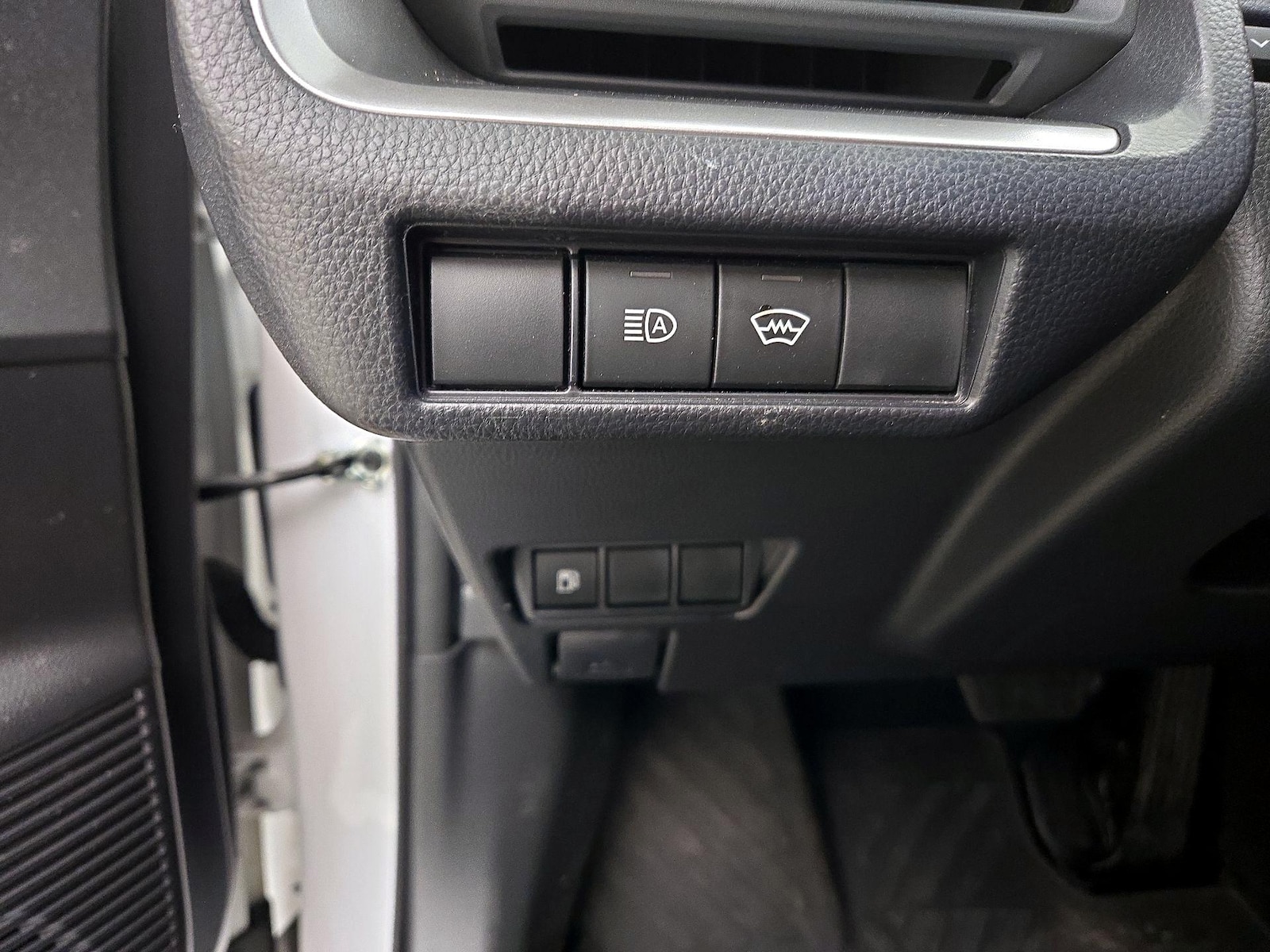 2024 Toyota Prius LE - Photo 14