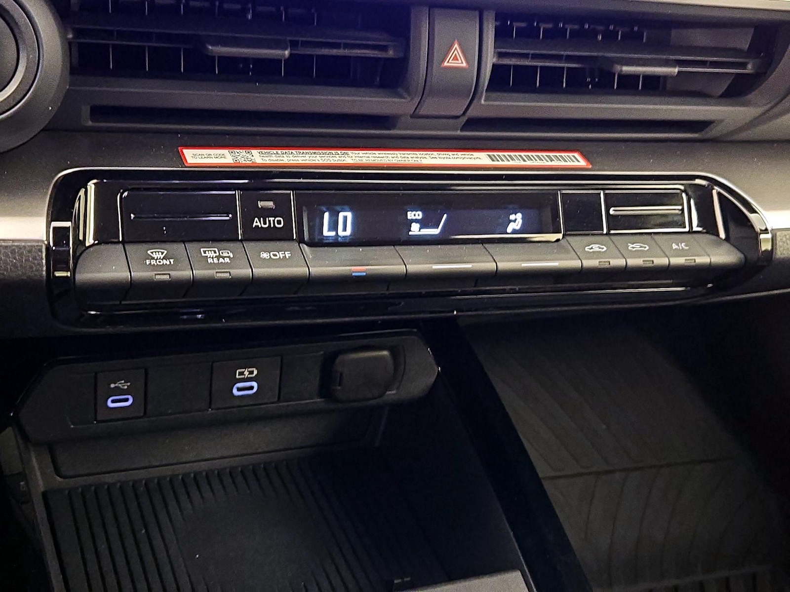 2024 Toyota Prius LE - Photo 17