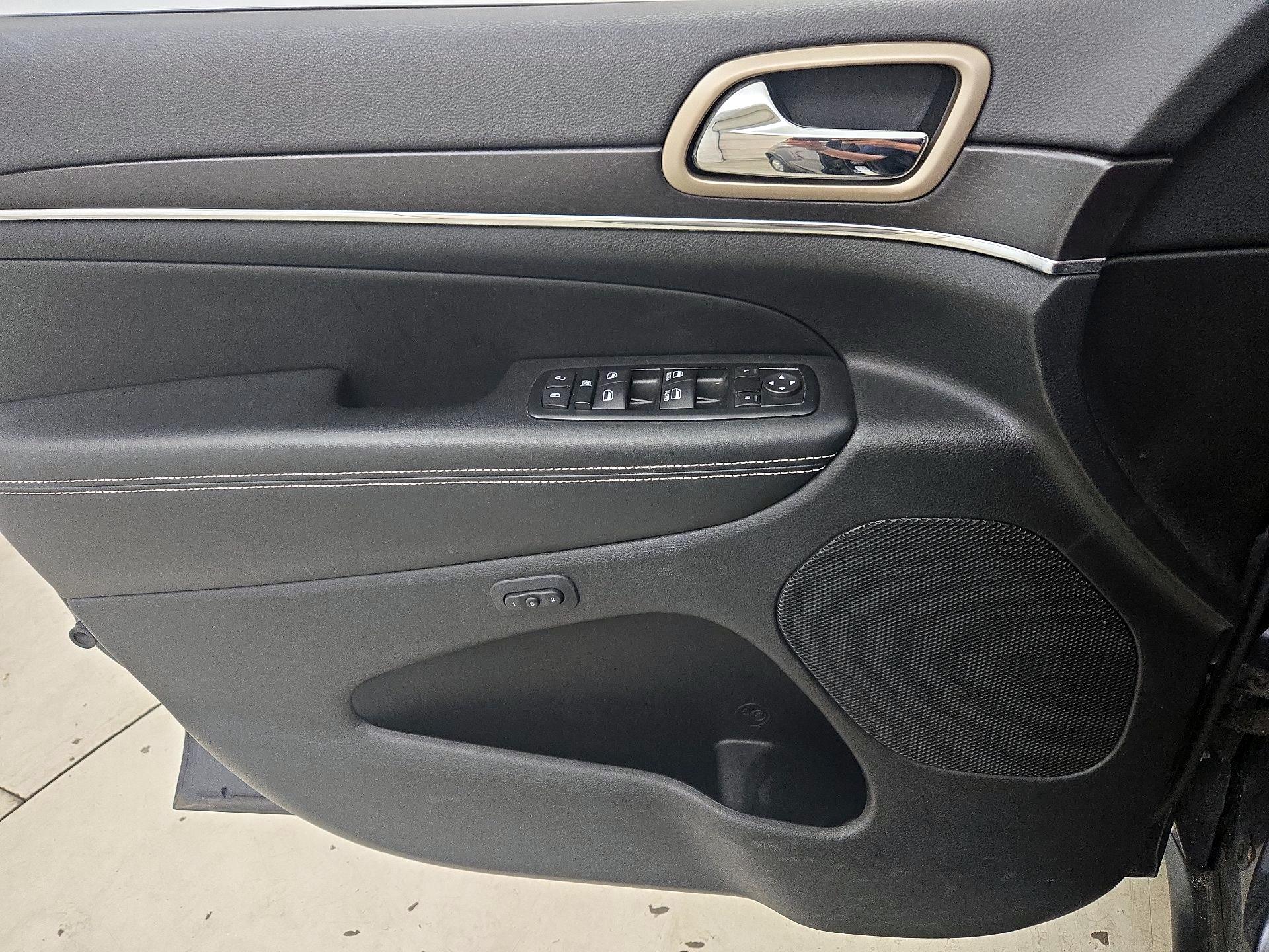Thumbnail: 2015 Jeep Grand Cherokee - 12