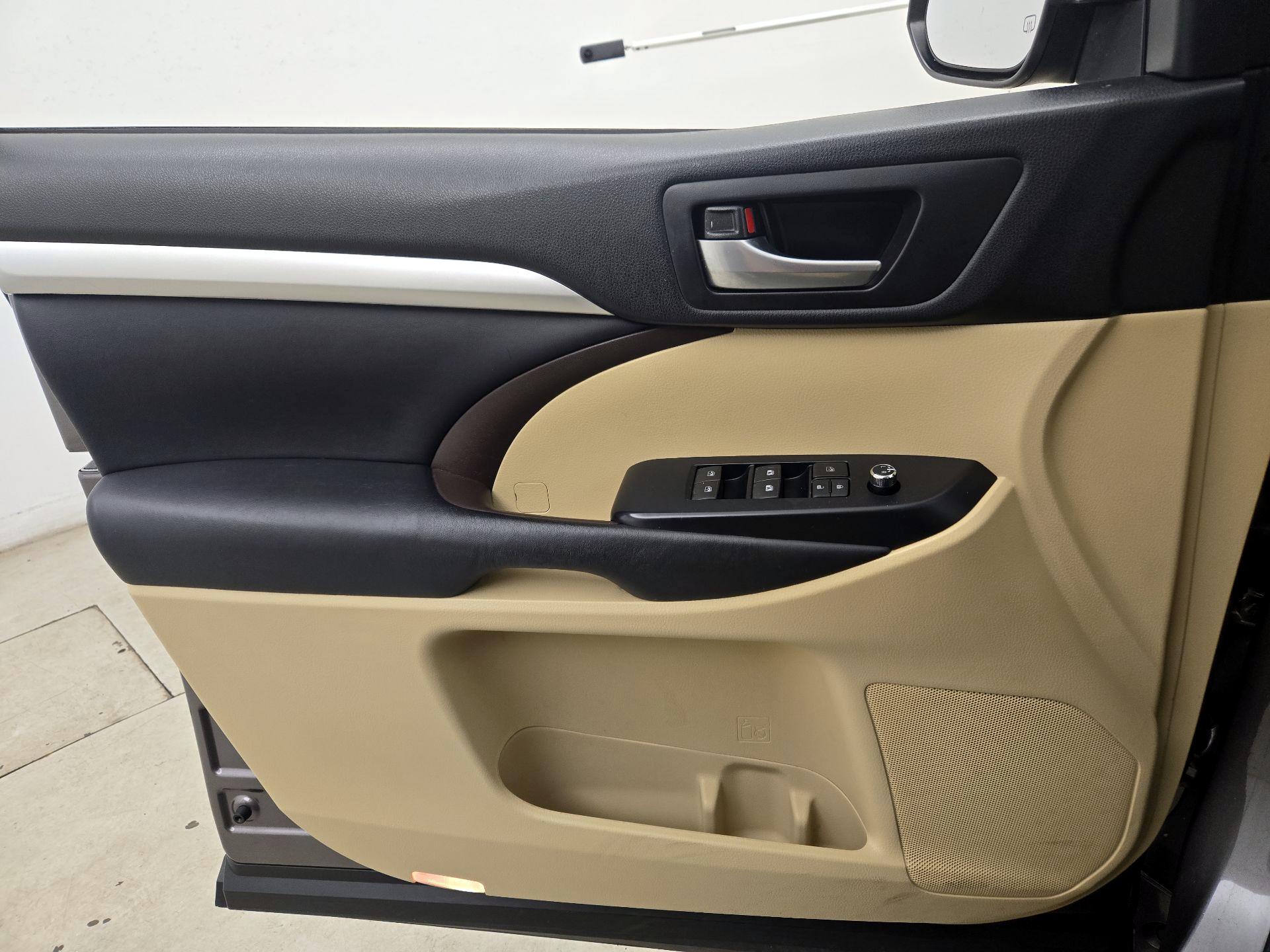 Thumbnail: 2017 Toyota Highlander - 12