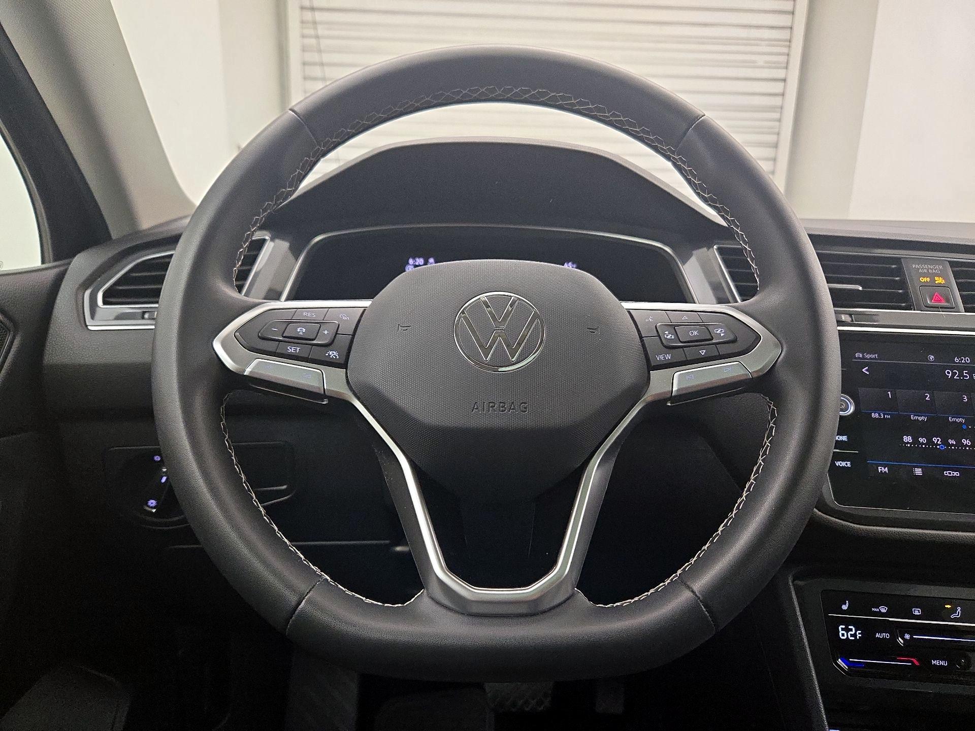 Thumbnail: 2022 Volkswagen Tiguan - 10